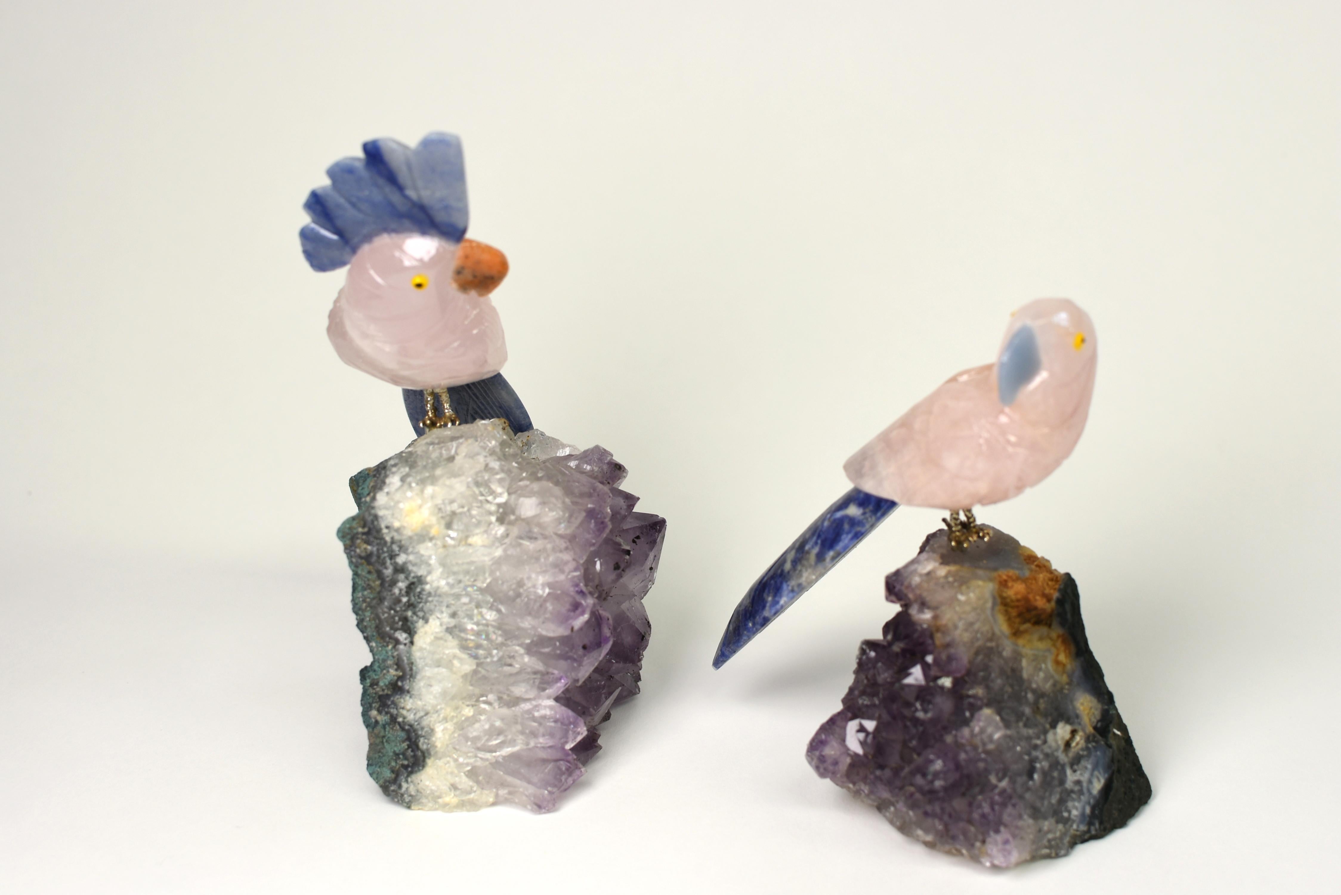 Perroquets de quartz rose, oiseaux en cristal sur améthyste en vente 5