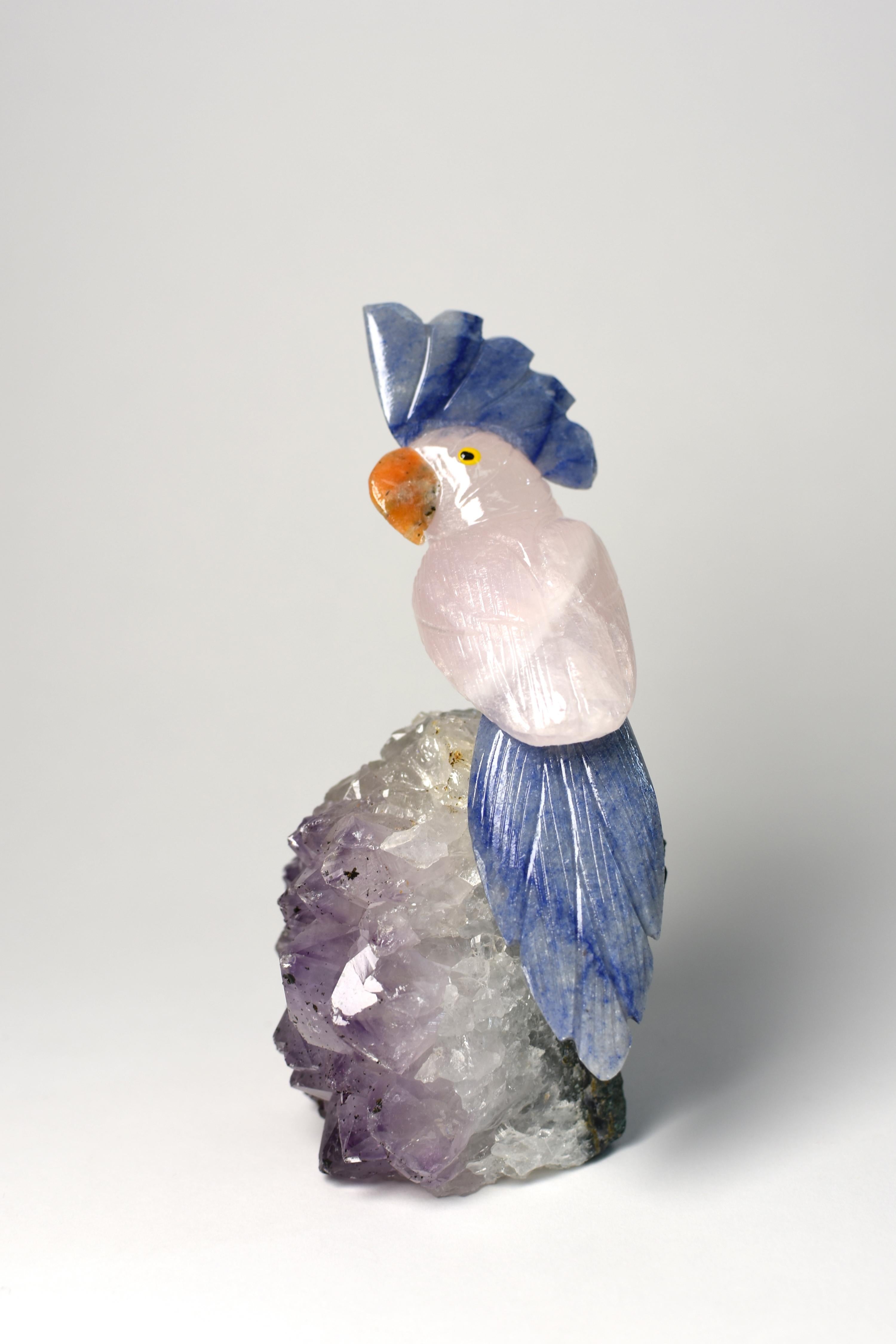 Perroquets de quartz rose, oiseaux en cristal sur améthyste en vente 6
