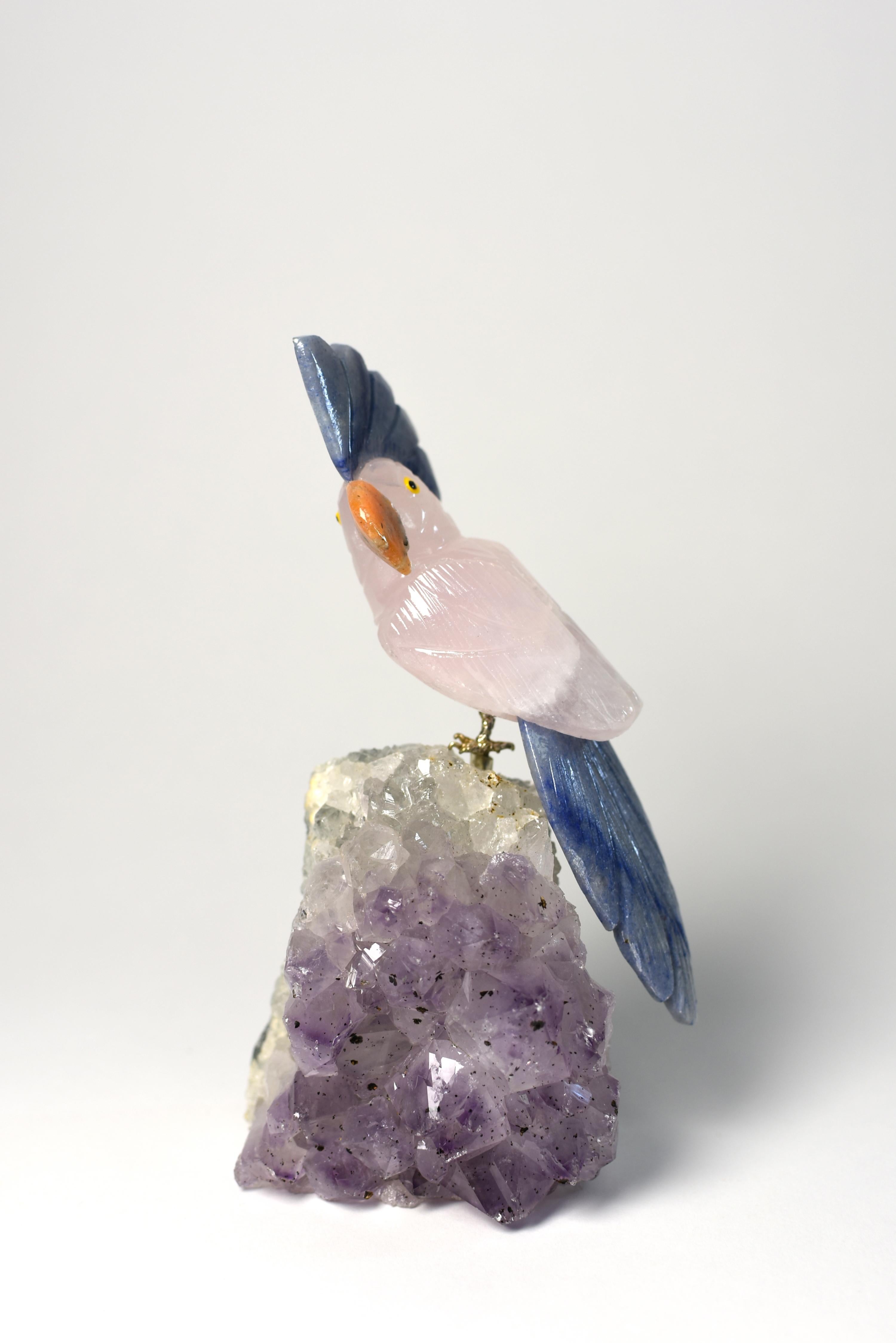Perroquets de quartz rose, oiseaux en cristal sur améthyste en vente 7