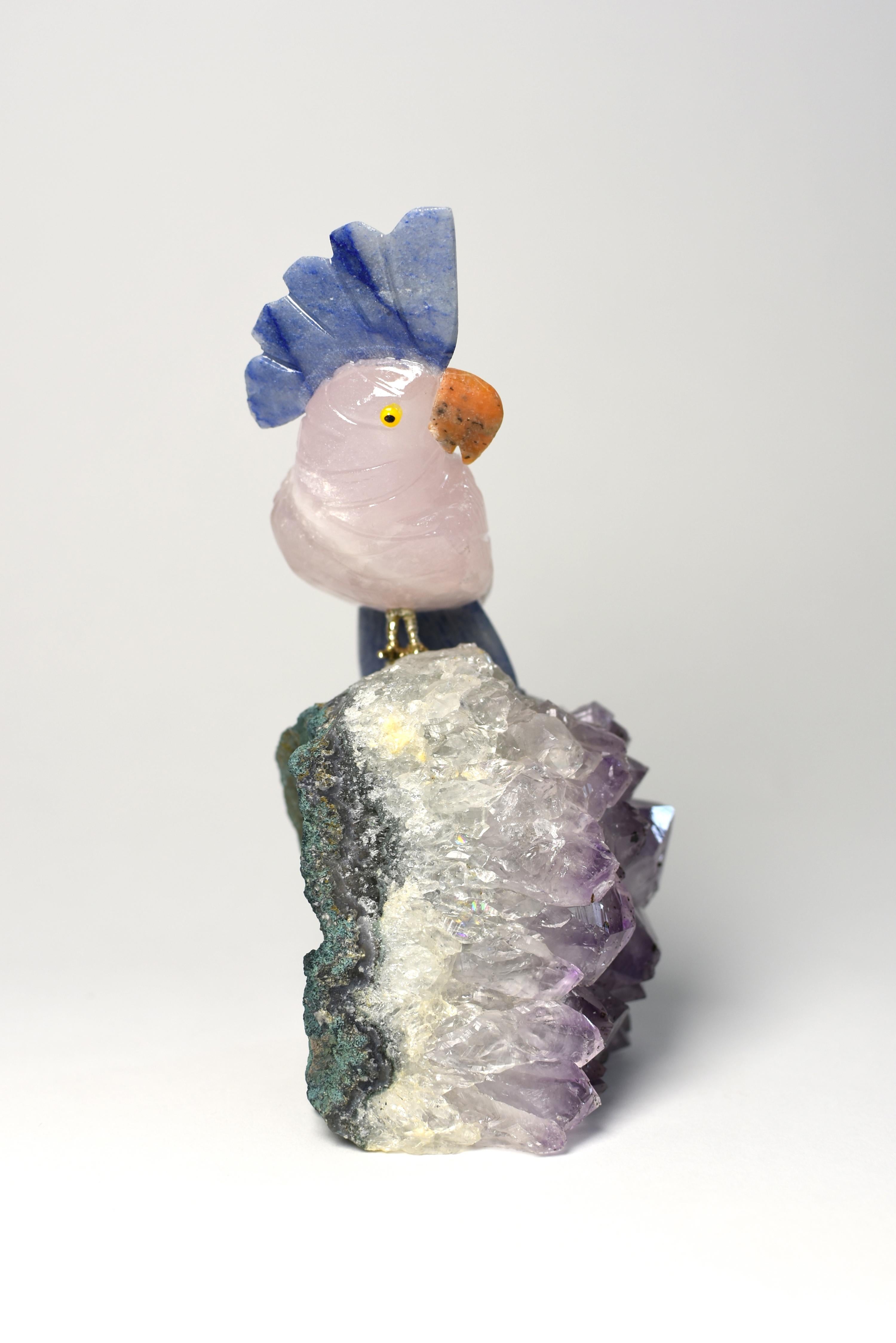 Perroquets de quartz rose, oiseaux en cristal sur améthyste en vente 8