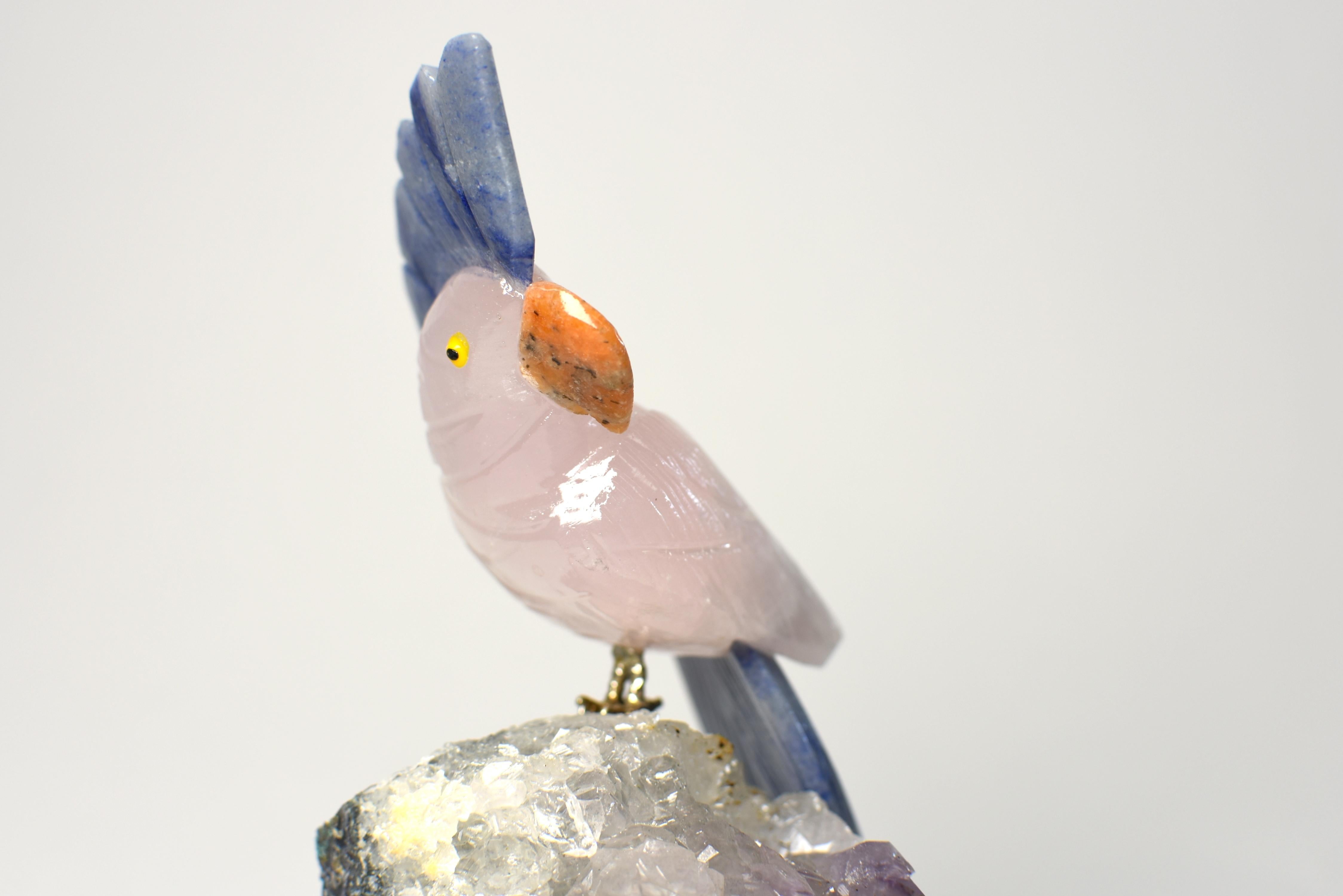 Perroquets de quartz rose, oiseaux en cristal sur améthyste en vente 10
