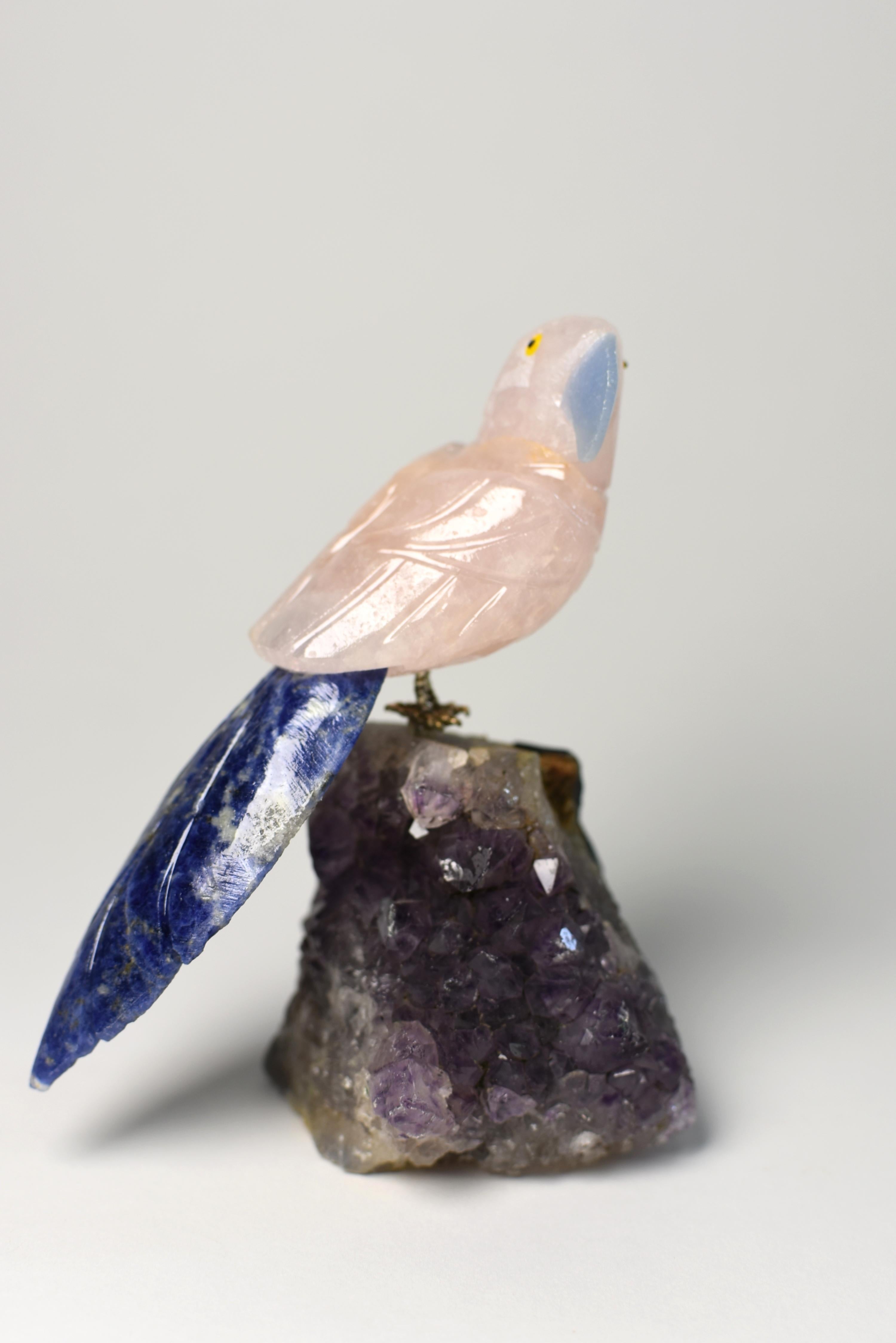 Perroquets de quartz rose, oiseaux en cristal sur améthyste en vente 11