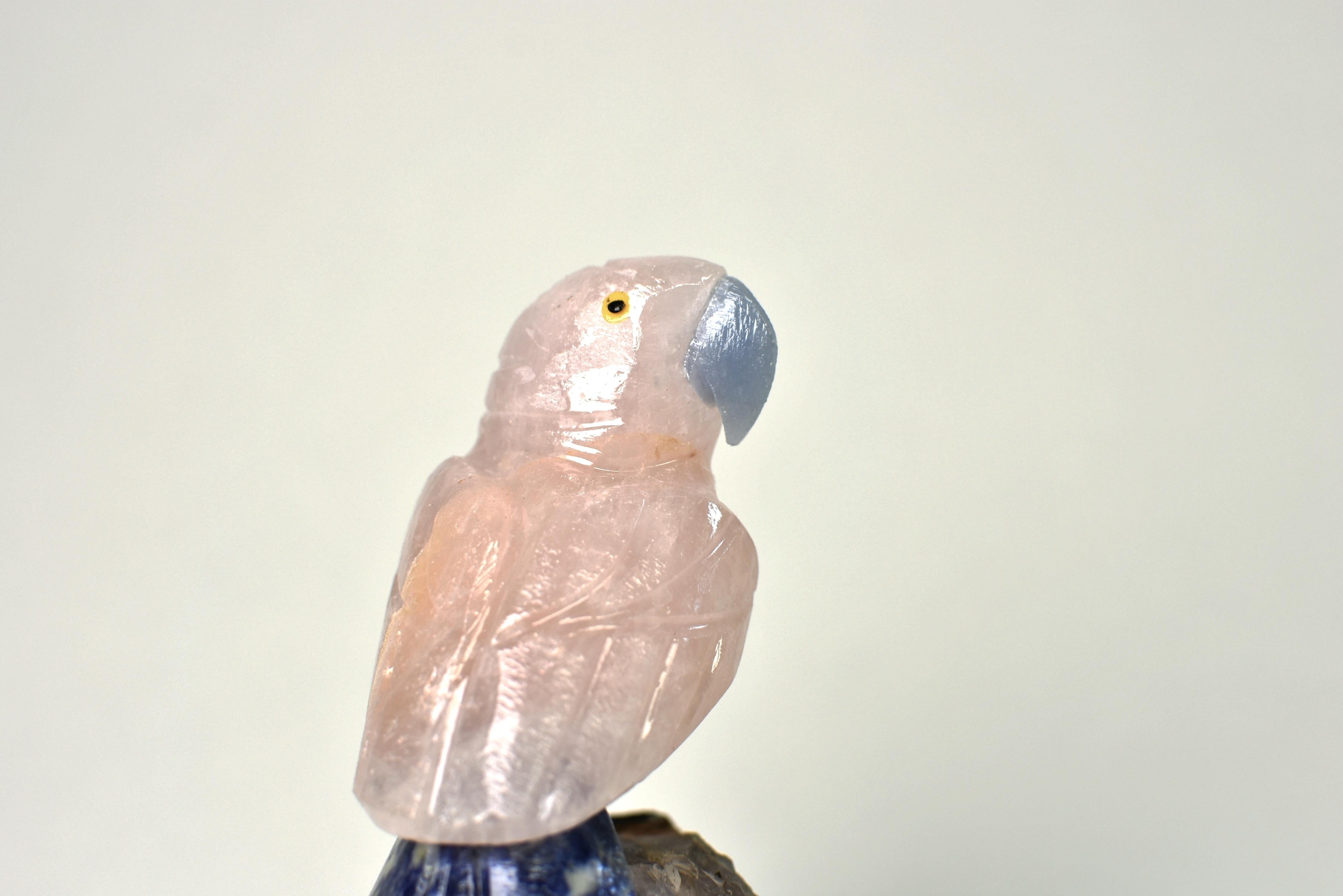 Perroquets de quartz rose, oiseaux en cristal sur améthyste en vente 12