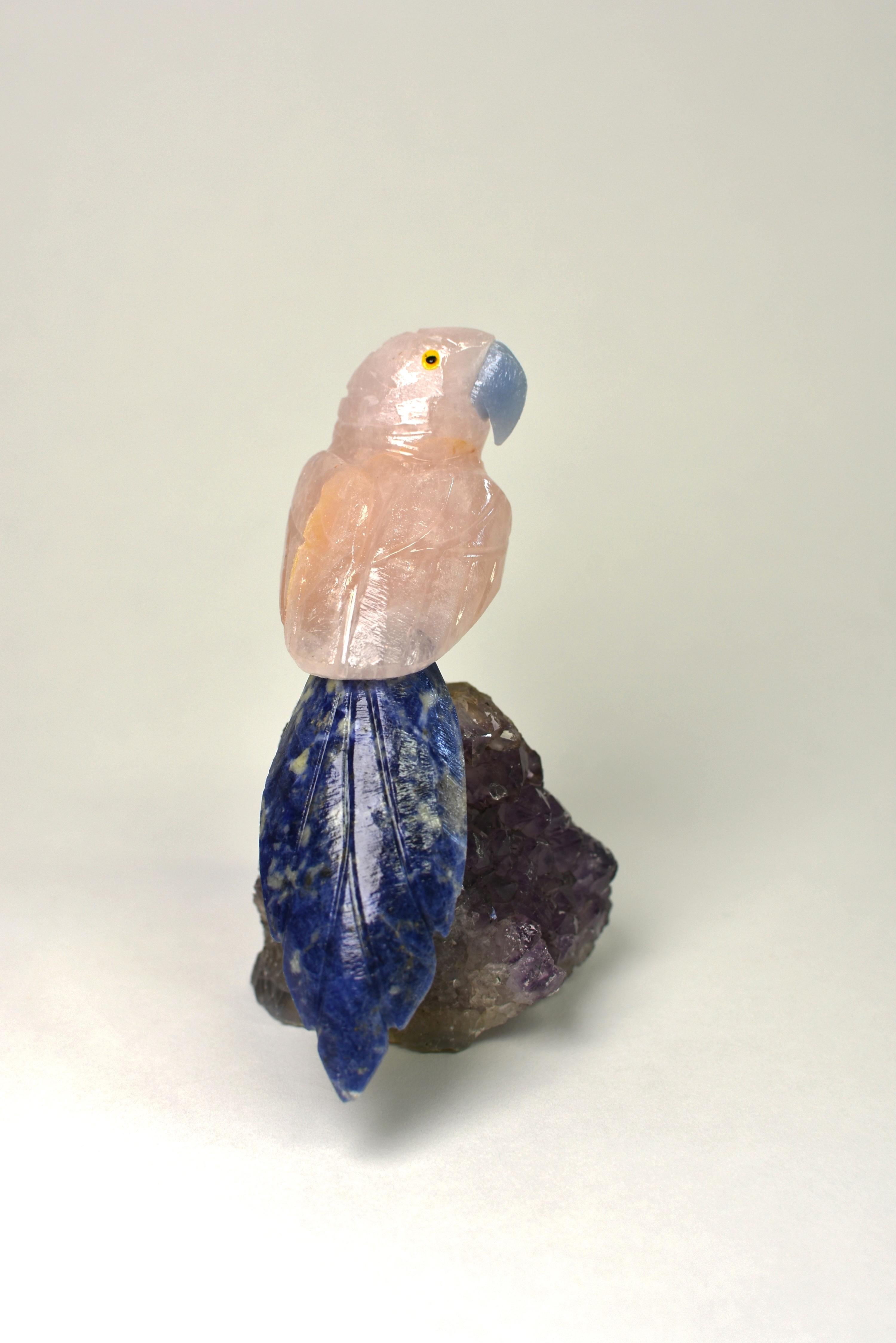 Perroquets de quartz rose, oiseaux en cristal sur améthyste en vente 13