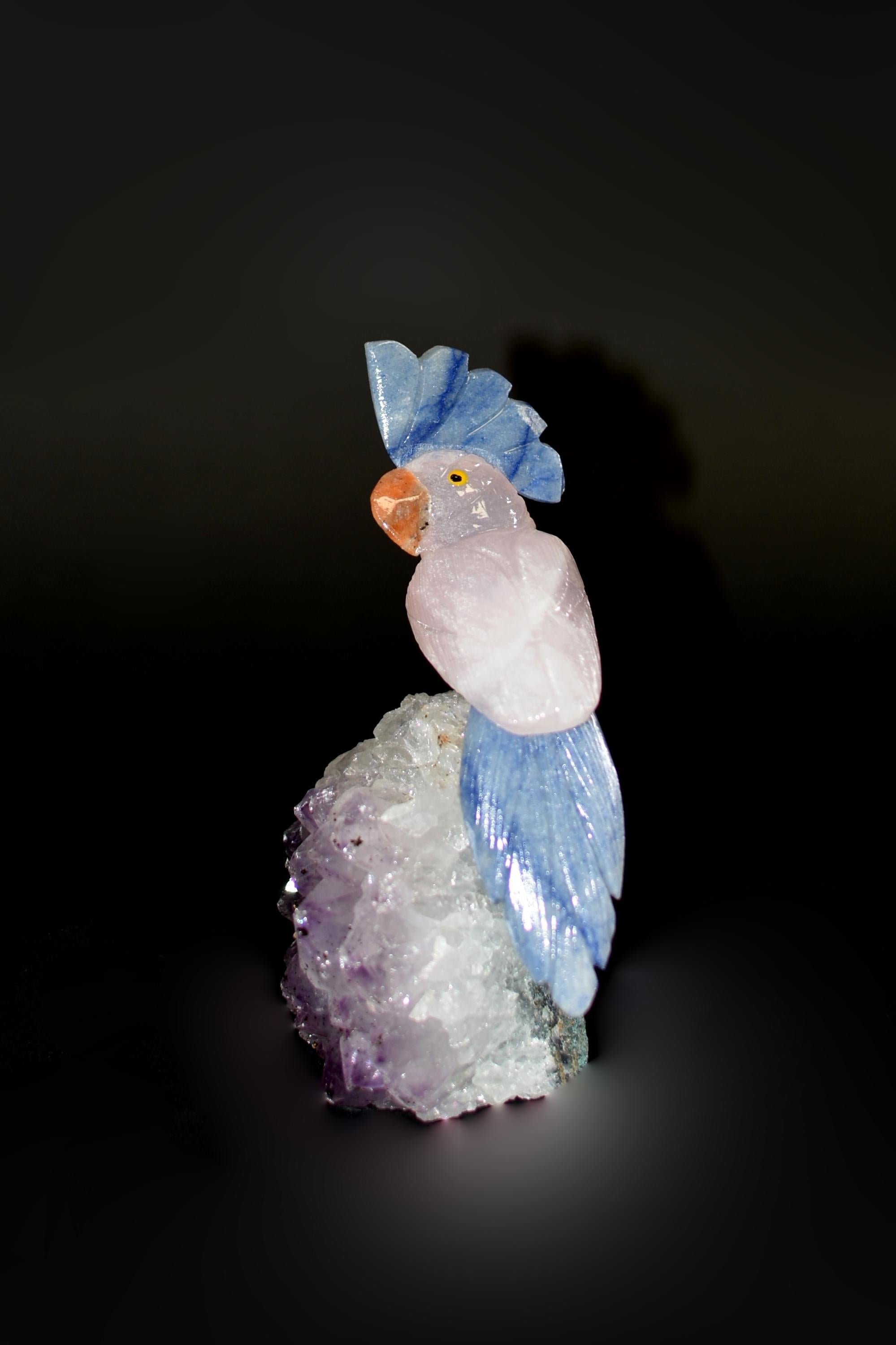 Péruvien Perroquets de quartz rose, oiseaux en cristal sur améthyste en vente
