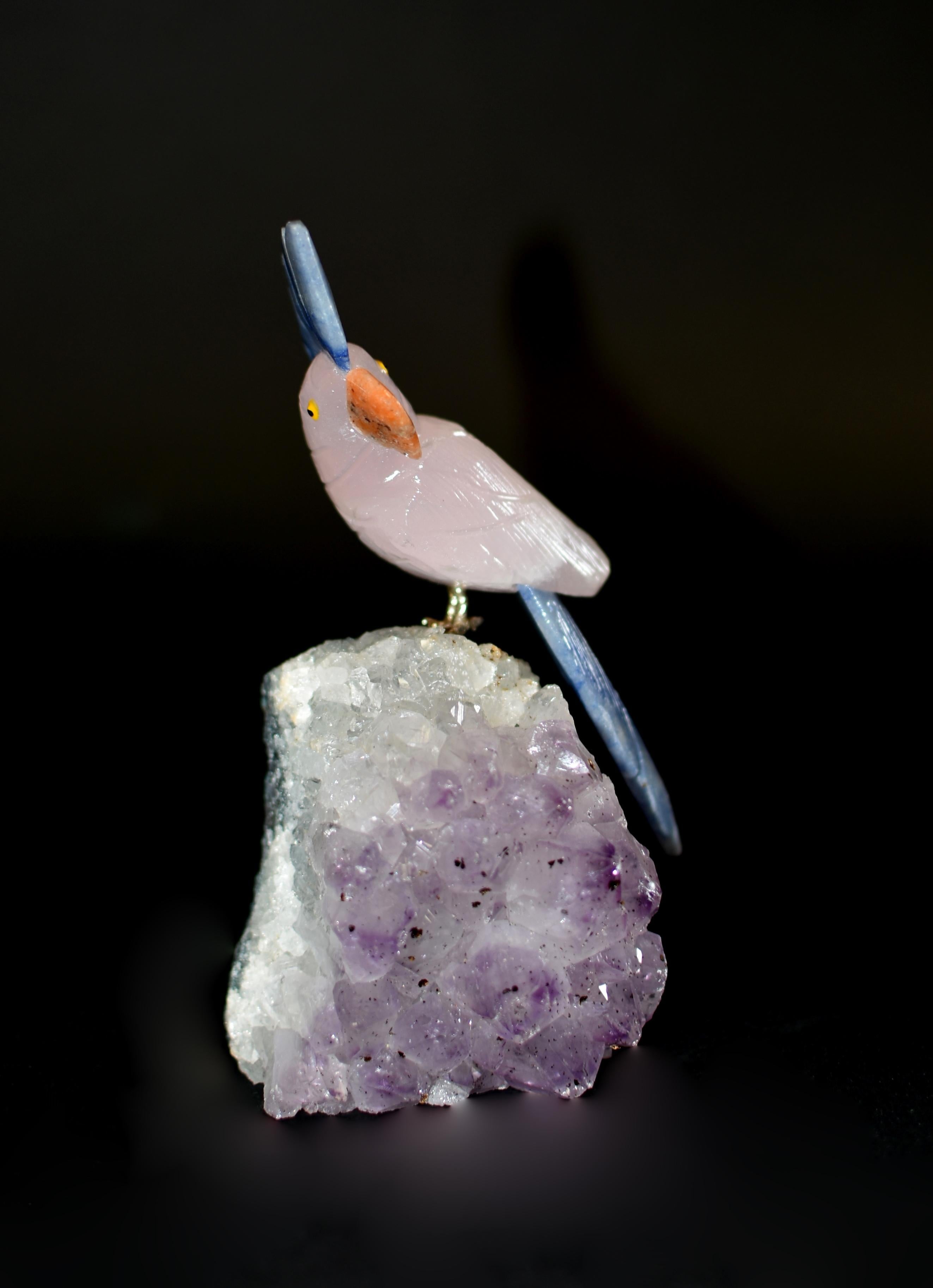Sculpté à la main Perroquets de quartz rose, oiseaux en cristal sur améthyste en vente