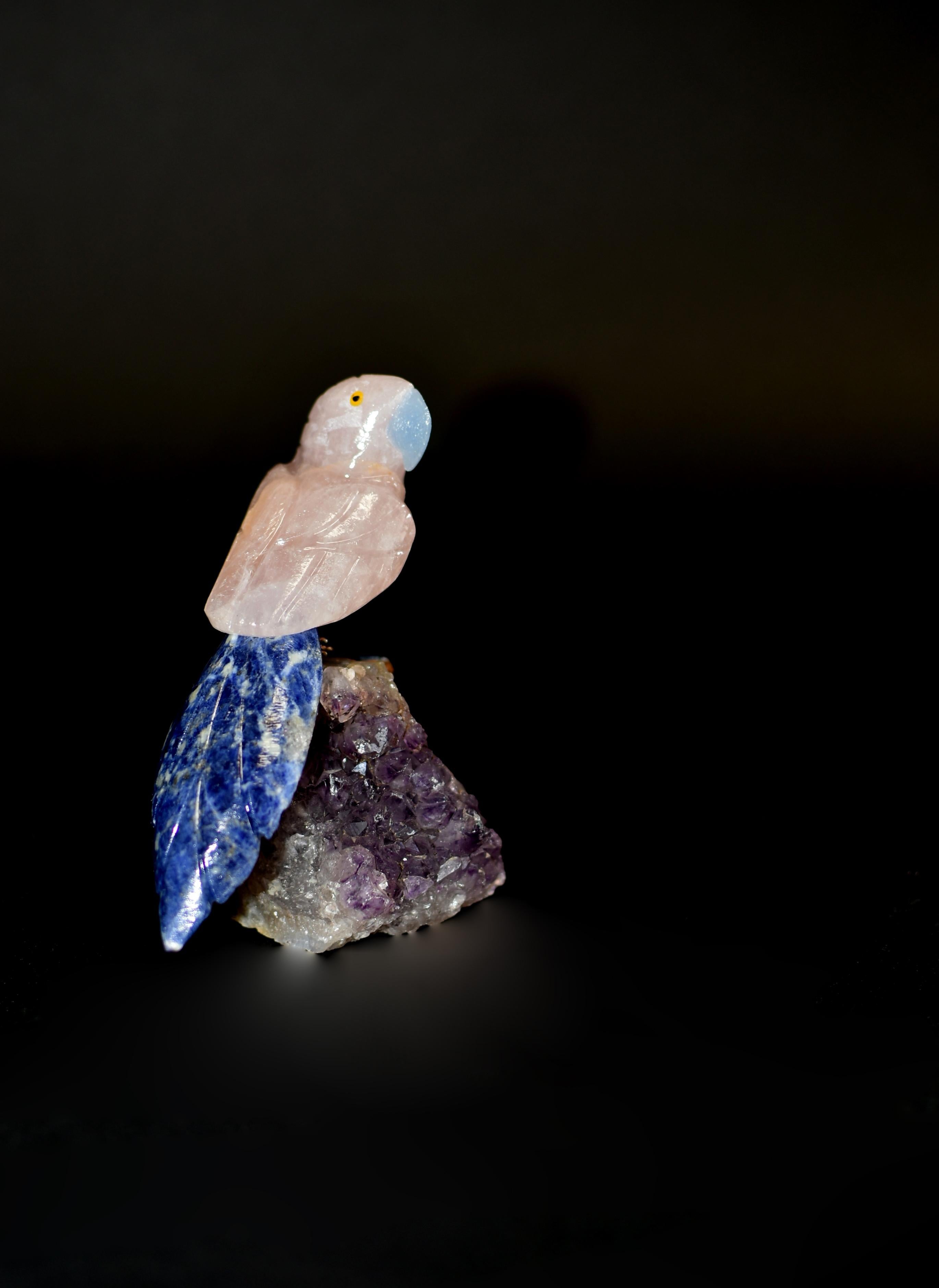 XXIe siècle et contemporain Perroquets de quartz rose, oiseaux en cristal sur améthyste en vente