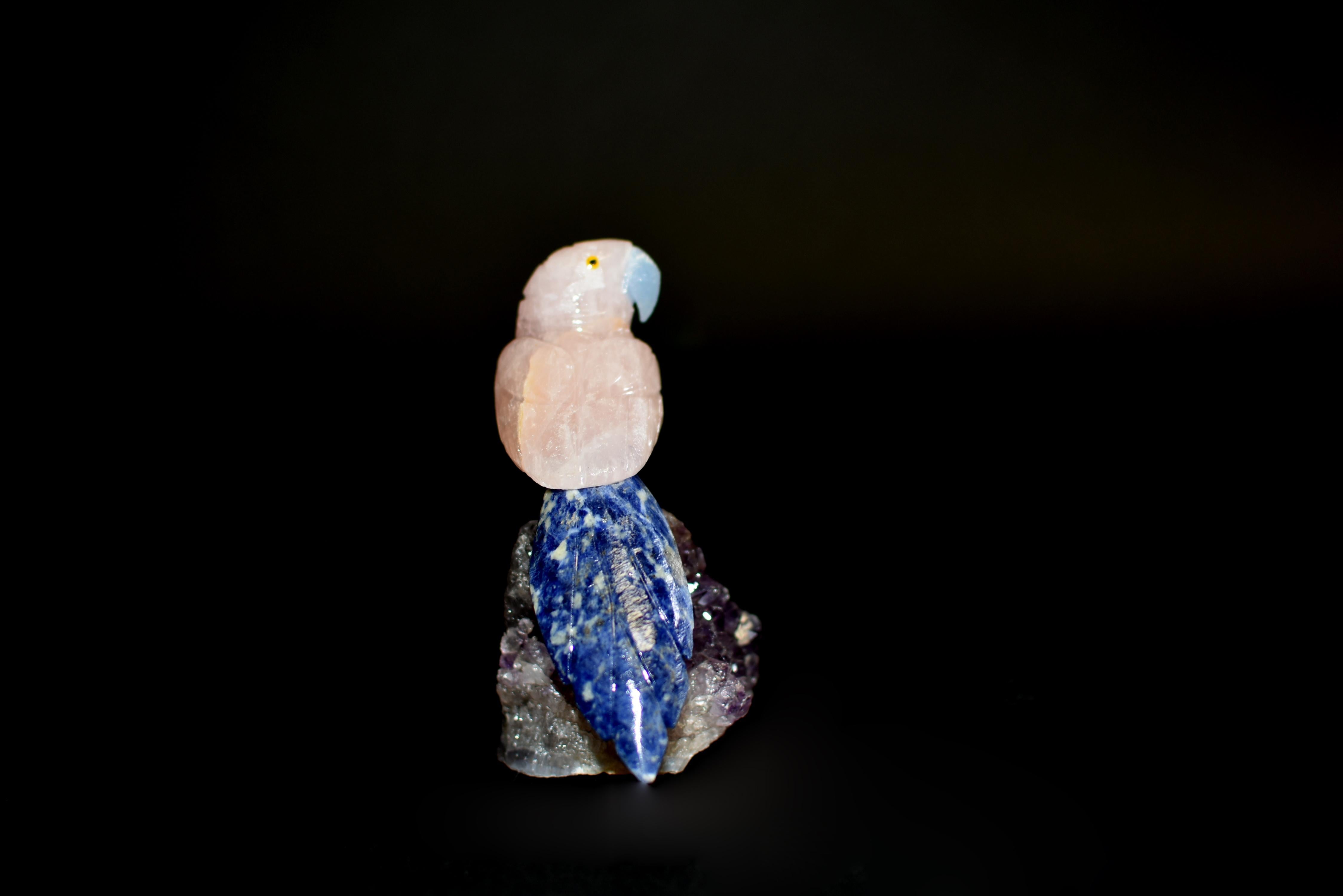 Améthyste Perroquets de quartz rose, oiseaux en cristal sur améthyste en vente