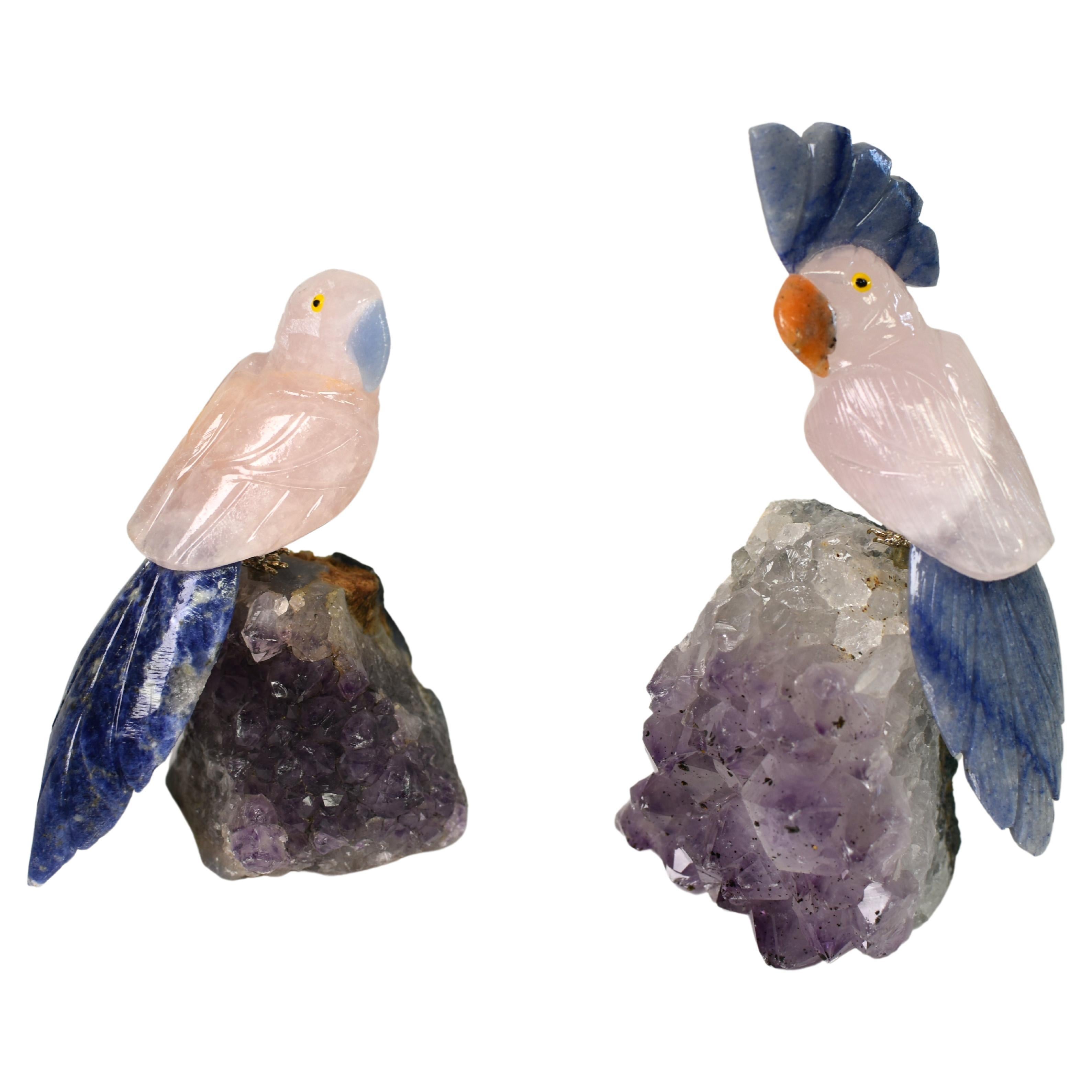 Perroquets de quartz rose, oiseaux en cristal sur améthyste en vente