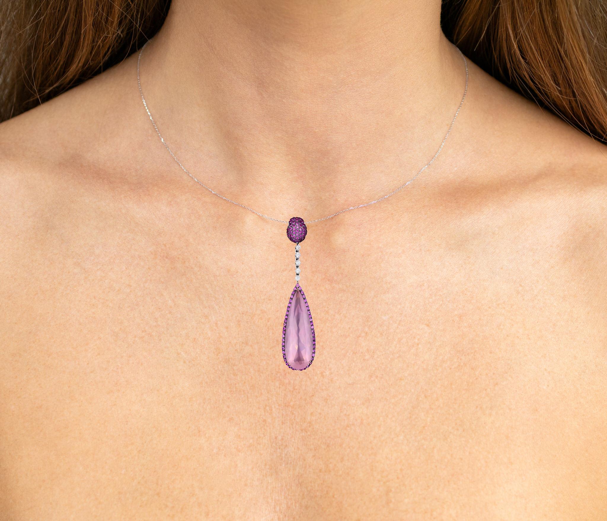 Viene fornito con la valutazione gemmologica GG/AJP.
Tutte le pietre sono naturali
Quarzo rosa = 15,80 carati
106 zaffiri rosa = 0,96 carati
5 diamanti = 0,27 carati
Metallo: oro 18 carati
Dimensioni: 62 x 14 mm