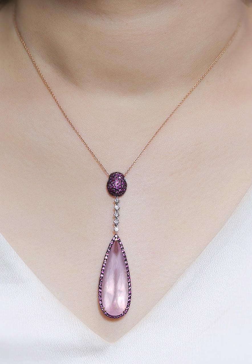 Cabochon Ciondolo con quarzo rosa, zaffiri rosa e diamanti 17 carati in oro 18 carati in vendita