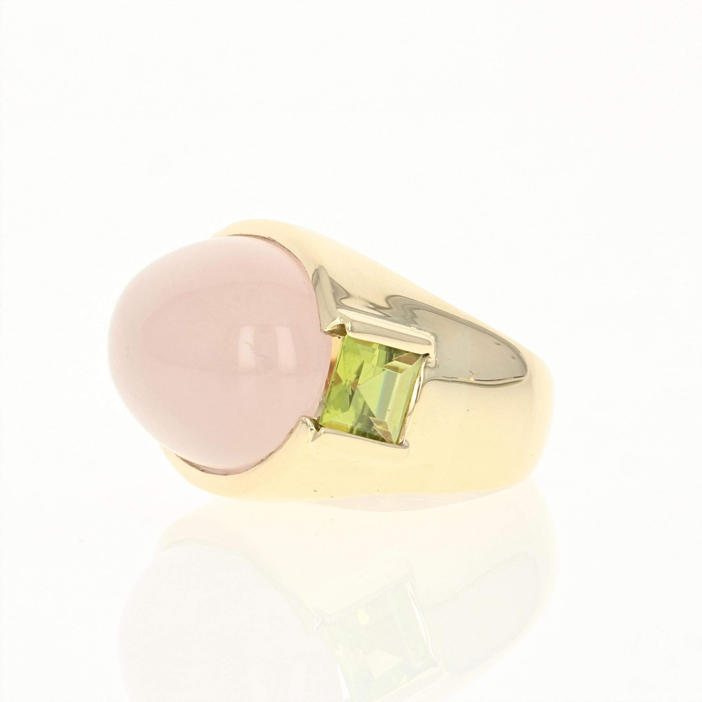 Define your cosmopolitan style with this artistically chic piece! Crafted in luxurious 18k yellow gold and having a sculptural feel, this ring showcases a luminous rose quartz cabochon solitaire accompanied by two sparkling peridot accents which are