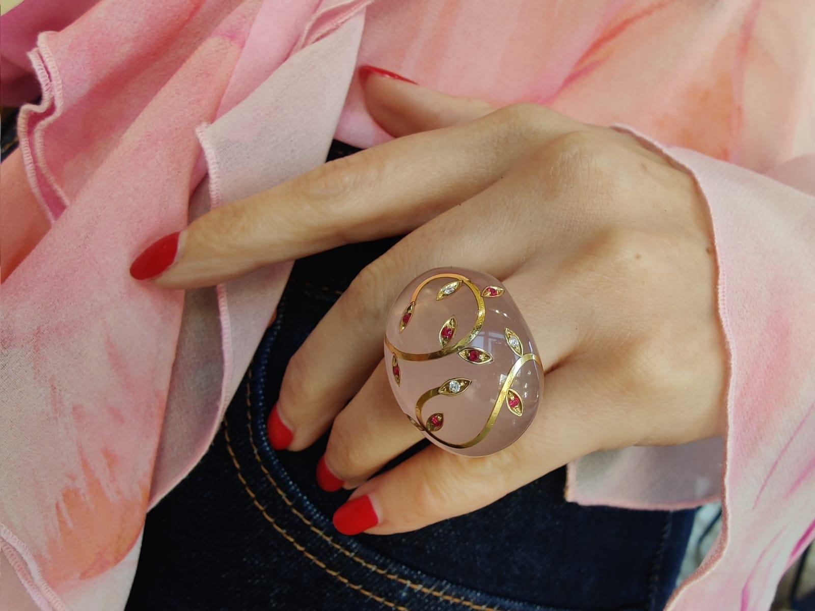 Anello di quarzo rosa con intarsio in oro giallo con rubini e diamanti in vendita 1