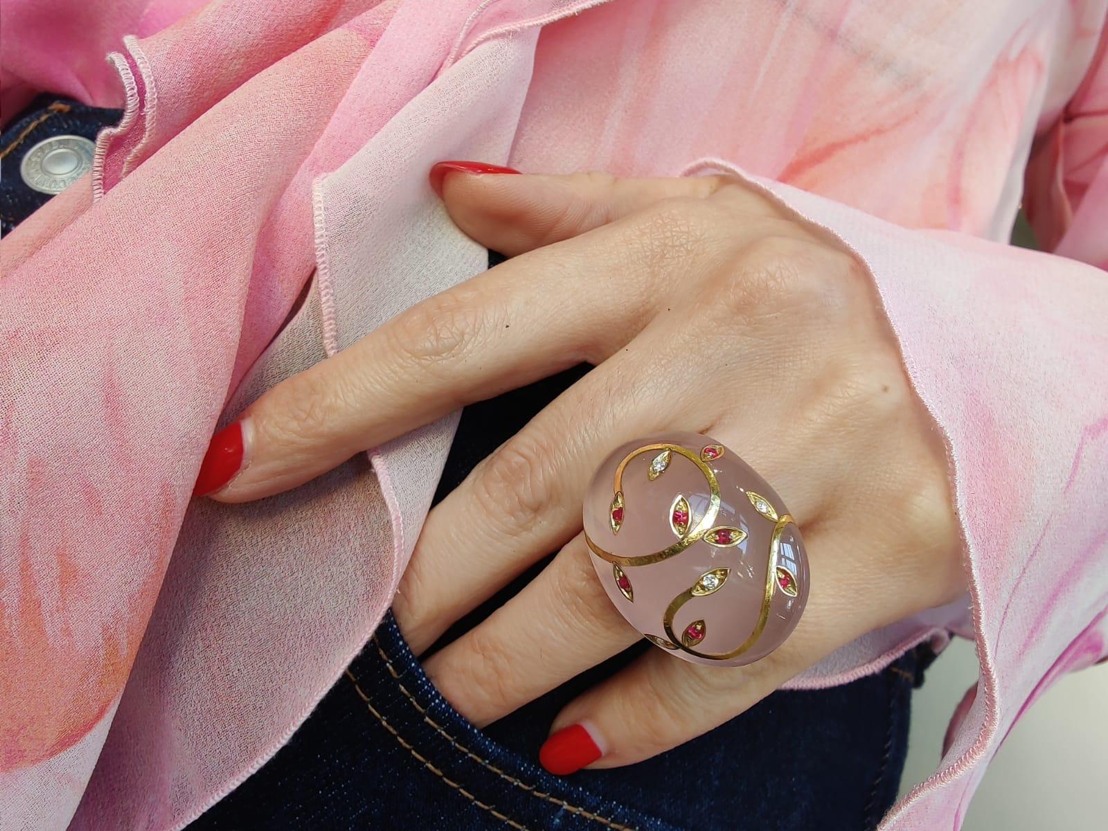 Anello di quarzo rosa con intarsio in oro giallo con rubini e diamanti in vendita 2