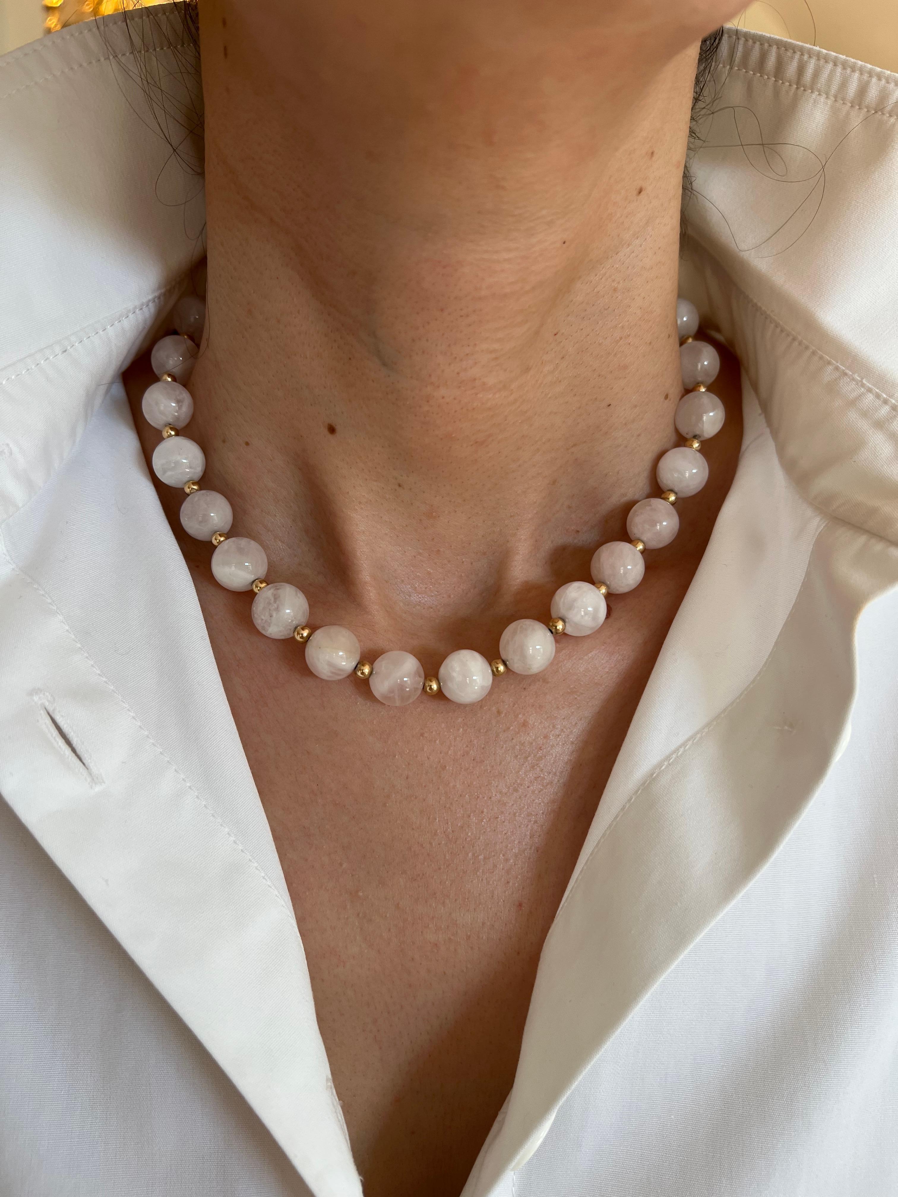 Rosenquarz Runde Kreis Kugel Perlen 14 Karat Gelbgold Perle kurze Halskette für Damen oder Herren im Angebot