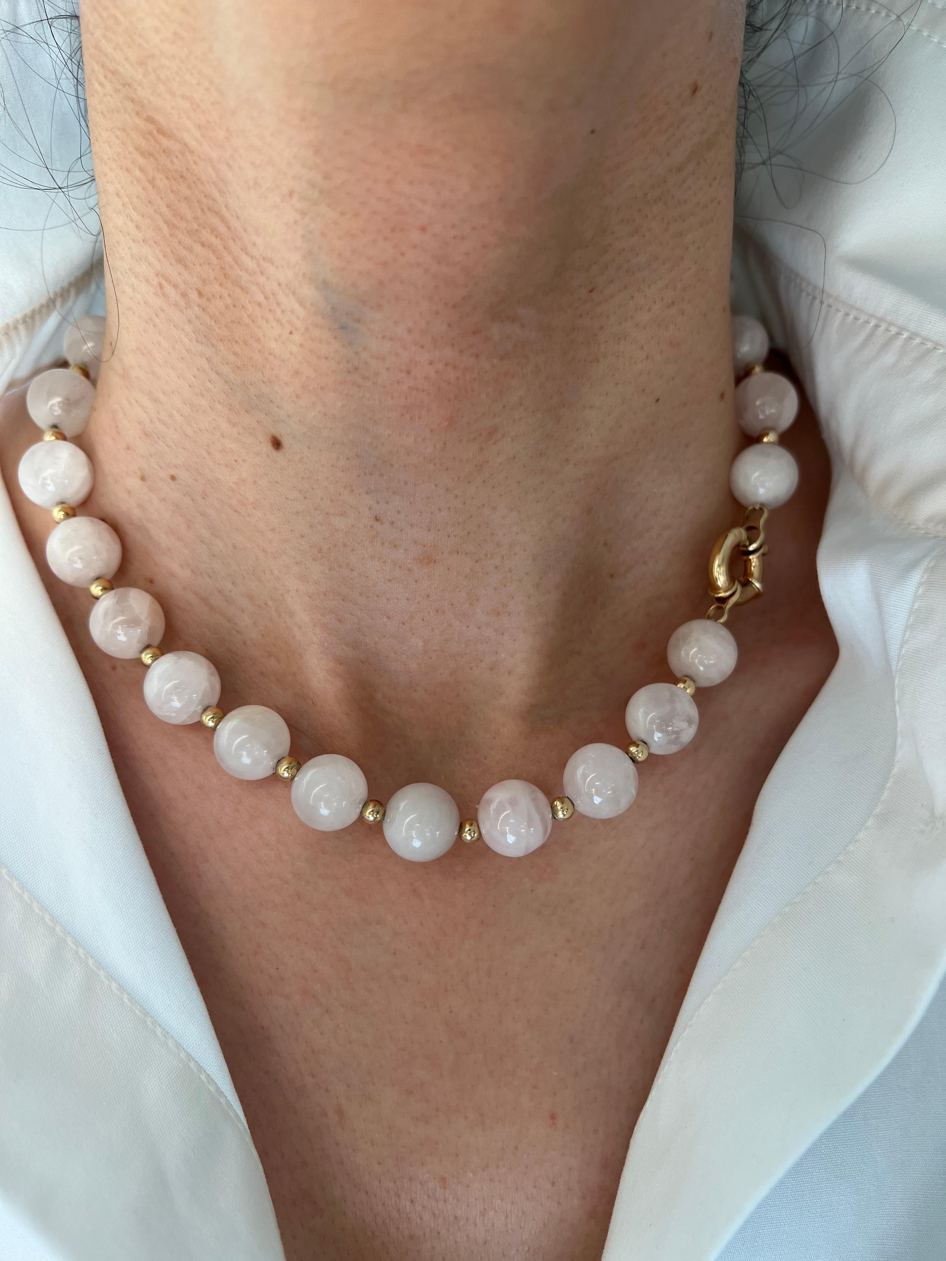 Collier de perles de quartz rose en forme de sphères rondes en or jaune 14 carats en vente 1