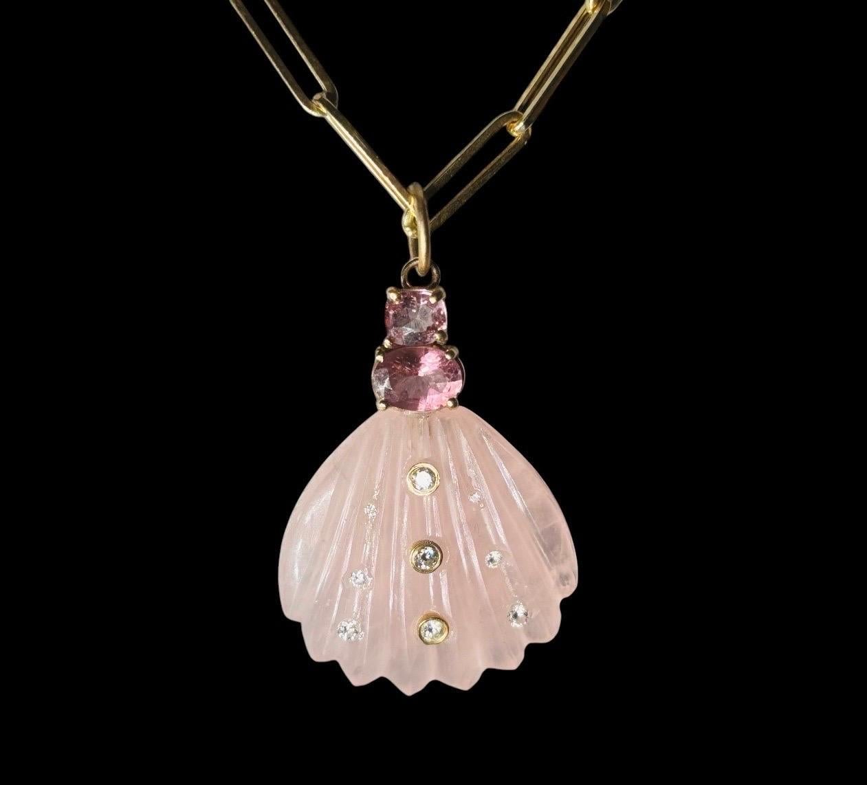 Taglio misto Ciondolo a conchiglia di quarzo rosa con diamanti, spinello rosa e tormalina rosa in vendita