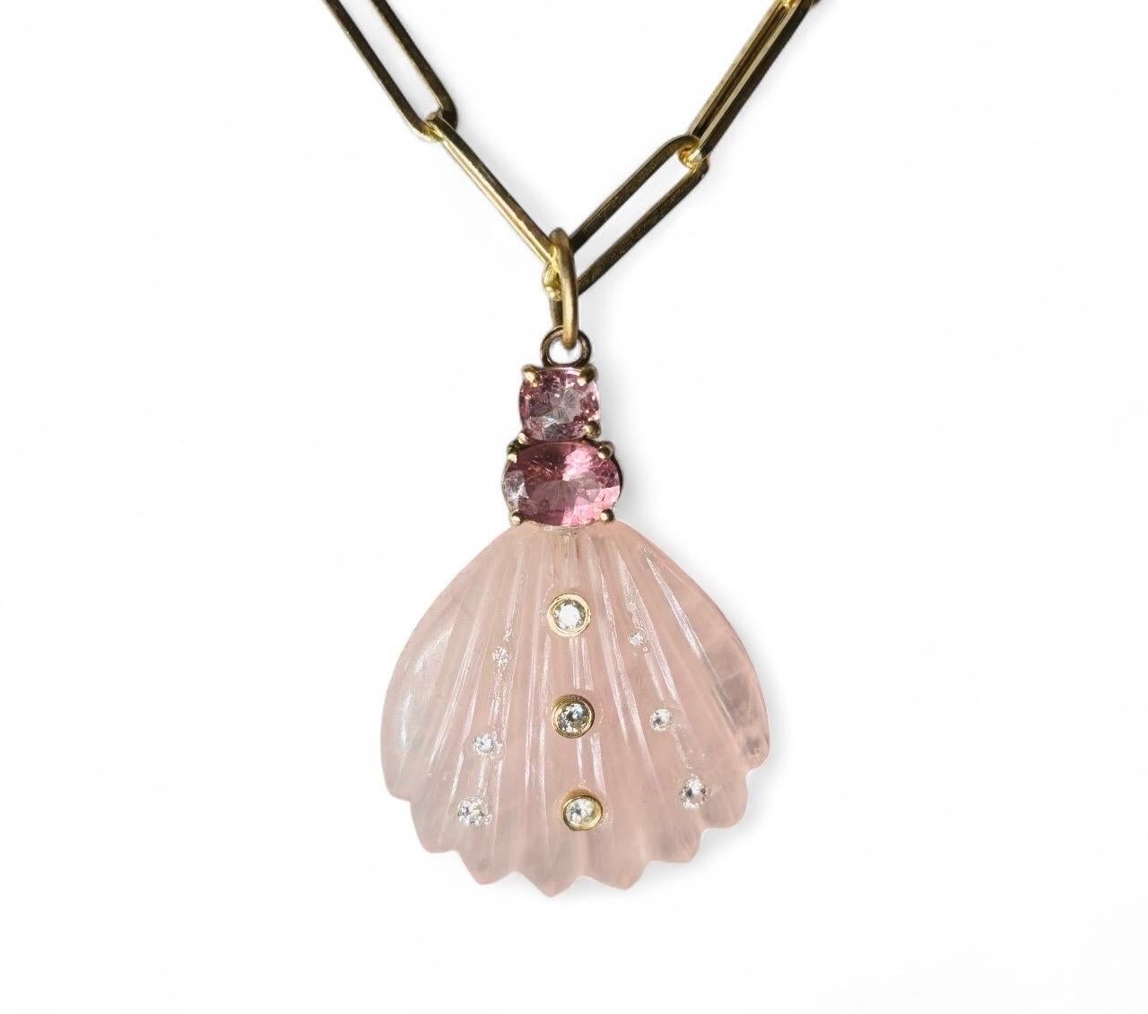 Ciondolo a conchiglia di quarzo rosa con diamanti, spinello rosa e tormalina rosa In condizioni Nuovo in vendita a New York, NY