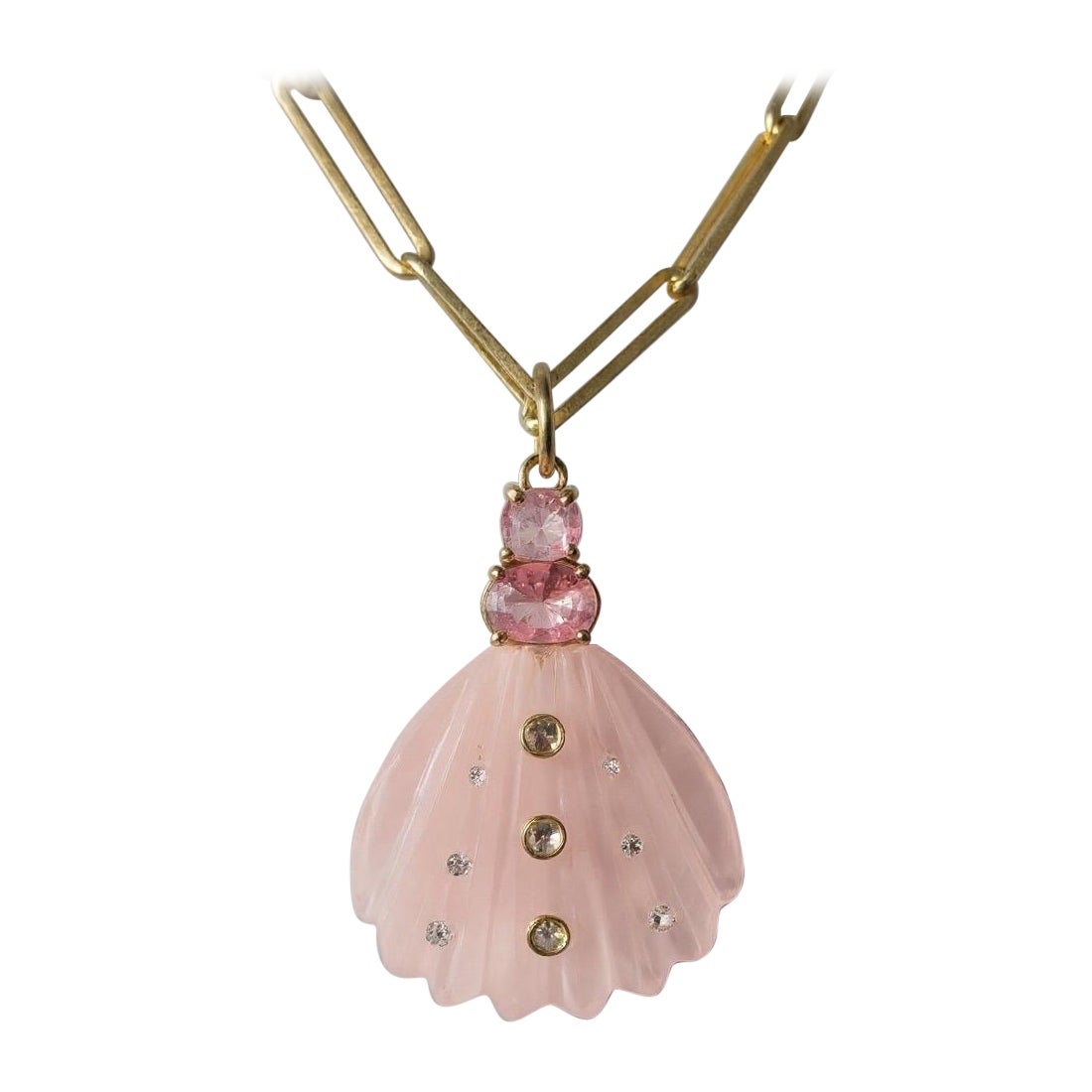 Ciondolo a forma di conchiglia intagliata

Quarzo rosa, diamanti, spinello rosa, tormalina rosa e oro 14k

Conchiglia di quarzo rosa intagliata (25 mm di diametro) con tre diamanti rotondi da 2 mm incastonati in oro 14k e sei diamanti rotondi da 1,5