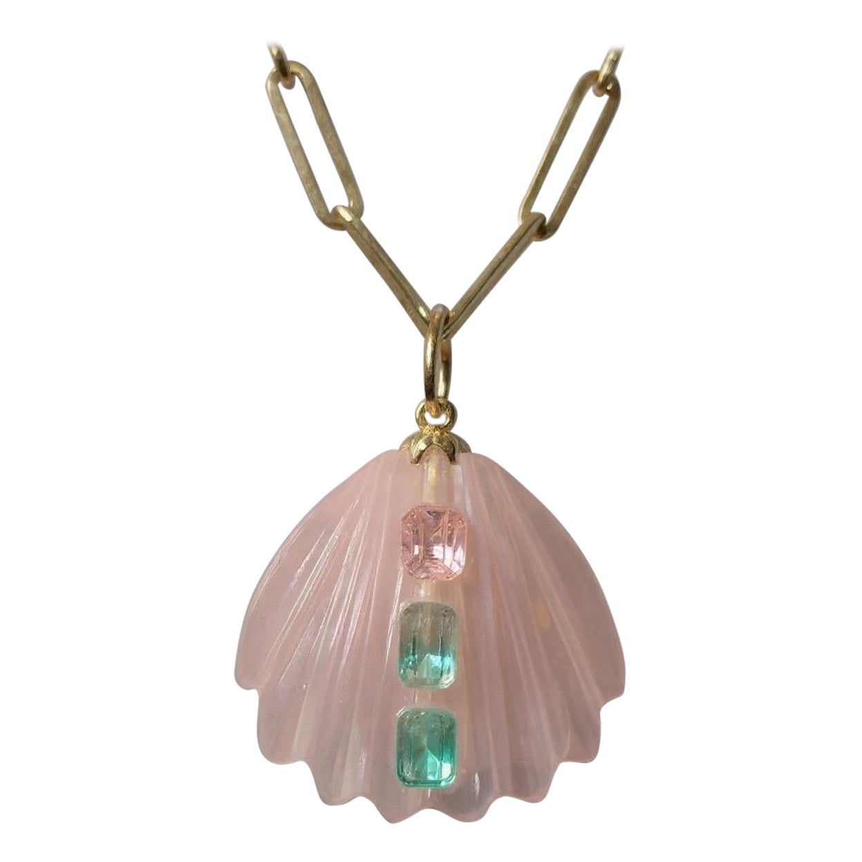 Pendentif en forme de coquillage sculpté

Quartz rose, spinelle rose, tourmaline pastèque, émeraude et or 14k

Coquille de quartz rose sculptée (25 mm de diamètre) avec une superbe cascade de spinelles roses, de tourmaline melon d'eau et de