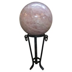 Sphère de quartz rose sur socle en fer