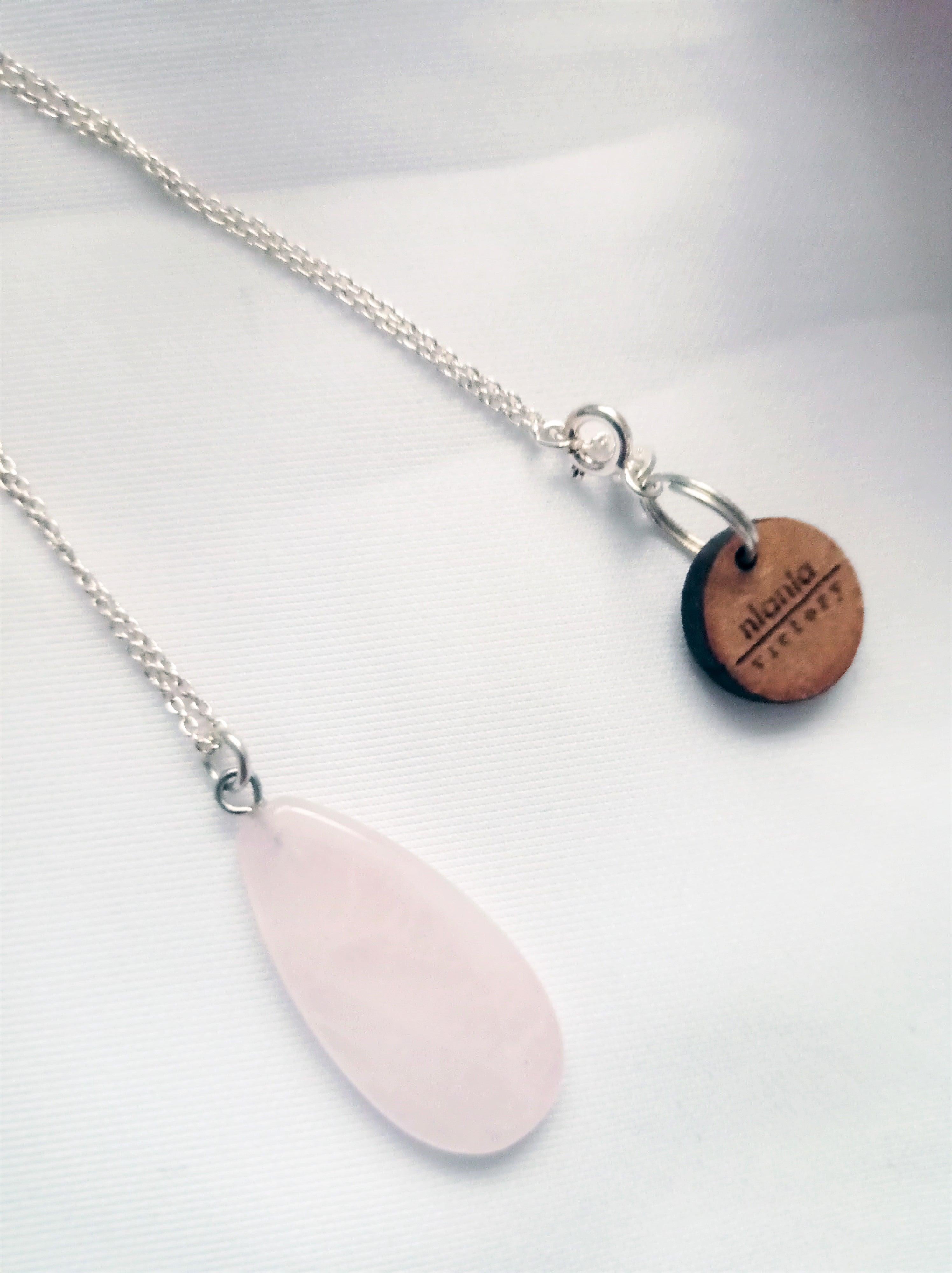Lasciati sedurre dalla bellezza femminile della nostra collana con ciondolo a goccia di quarzo rosa, realizzata a mano in argento 925 di alta qualità. I tenui toni rosa della gemma di quarzo rosa completano la delicata forma a goccia del ciondolo,
