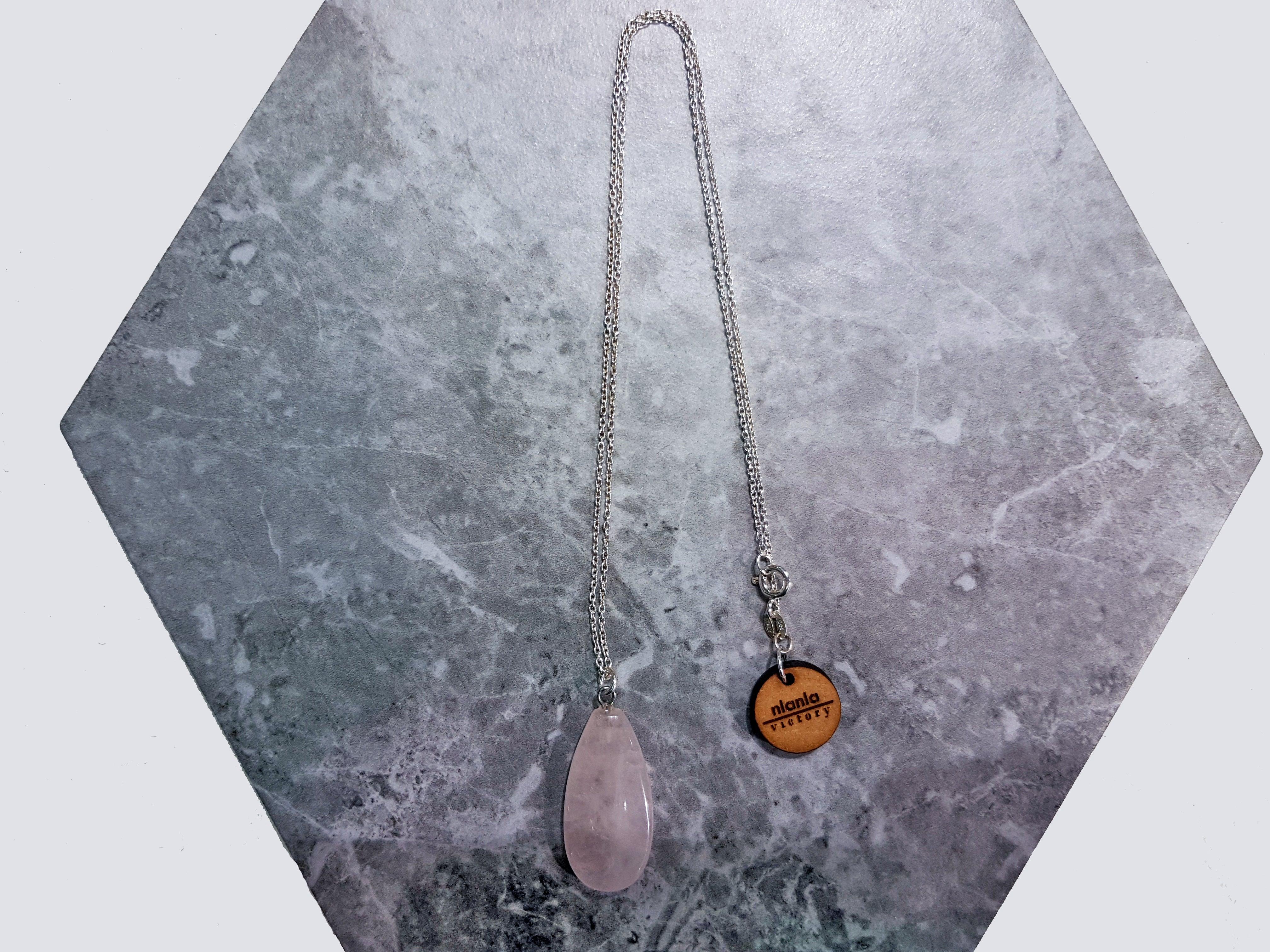 Collana con ciondolo in quarzo rosa A. Silver  da nlanlaVictory in vendita 1