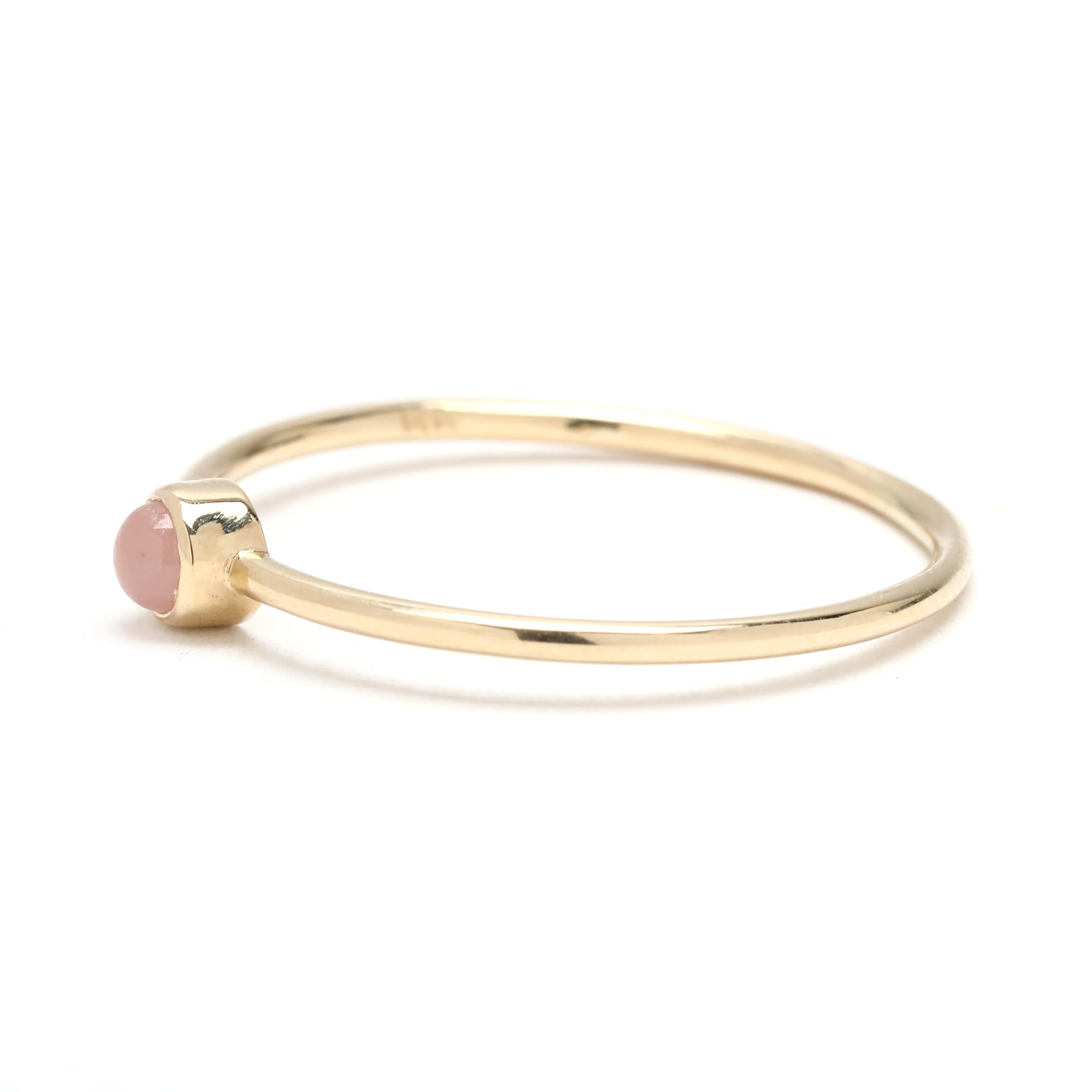 Anello a fascia sottile di quarzo rosa, oro giallo 14k, misura 8,75, delicato In condizioni buone in vendita a McLeansville, NC