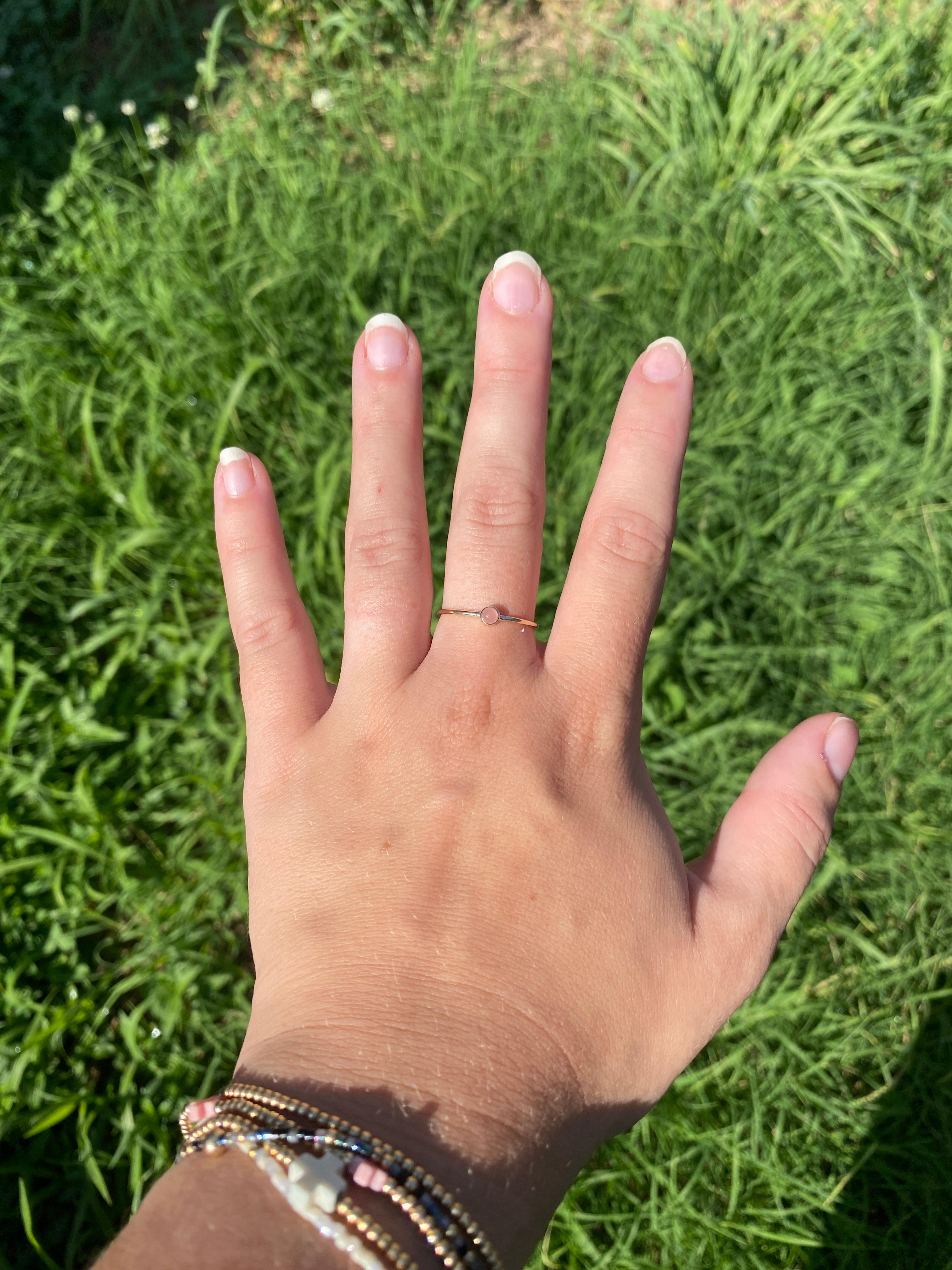 Anello a fascia sottile di quarzo rosa, oro giallo 14k, misura 8,75, delicato in vendita 1