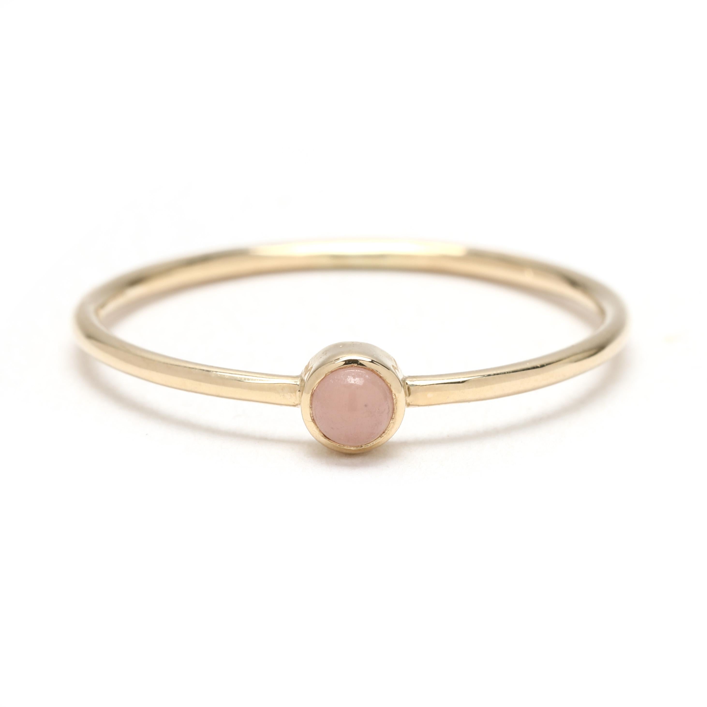 Anello a fascia sottile di quarzo rosa, oro giallo 14k, misura 8,75, delicato in vendita