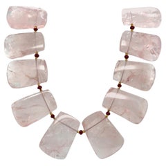 Collana reversibile con piastrelle di quarzo rosa e perline di rubino con accenti in oro giallo