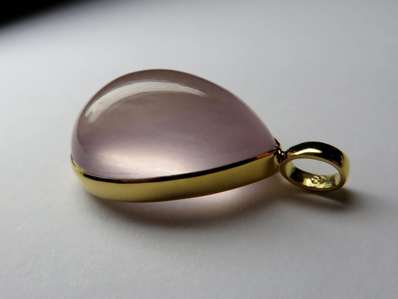 Pendentif unisexe en or jaune et quartz rose avec cabochon en forme de goutte du Brésil, rose pâle en vente 5
