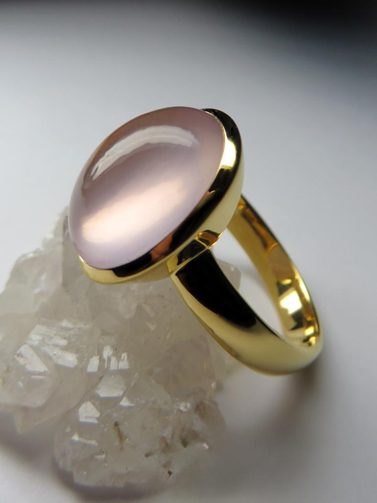 Rose Quartz Yellow Gold Ring Natural Cabochon Brazilian Stone Unisex For Sale 3