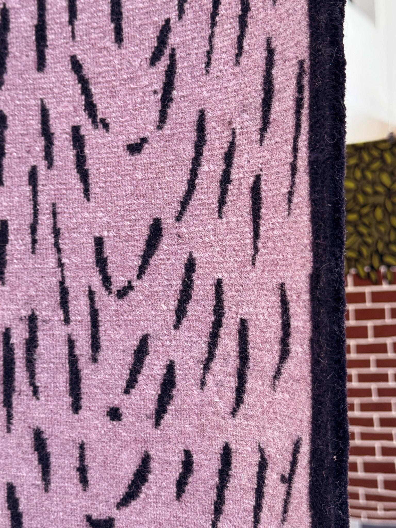 Handgefertigter Teppich „Rose Realm“ in Rosa, Grün, florales Thema, handgeknüpft aus Nepal-Wolle im Zustand „Neu“ im Angebot in Brooklyn, NY