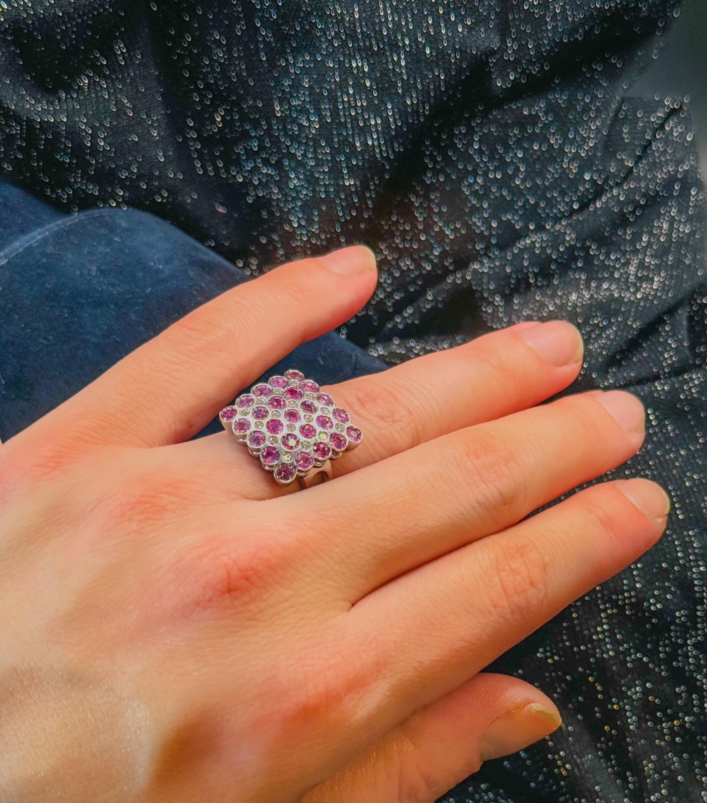 Rose Sapphires and Diamond 18K White Gold Cocktail Ring In Excellent Condition For Sale In Geneva, CH