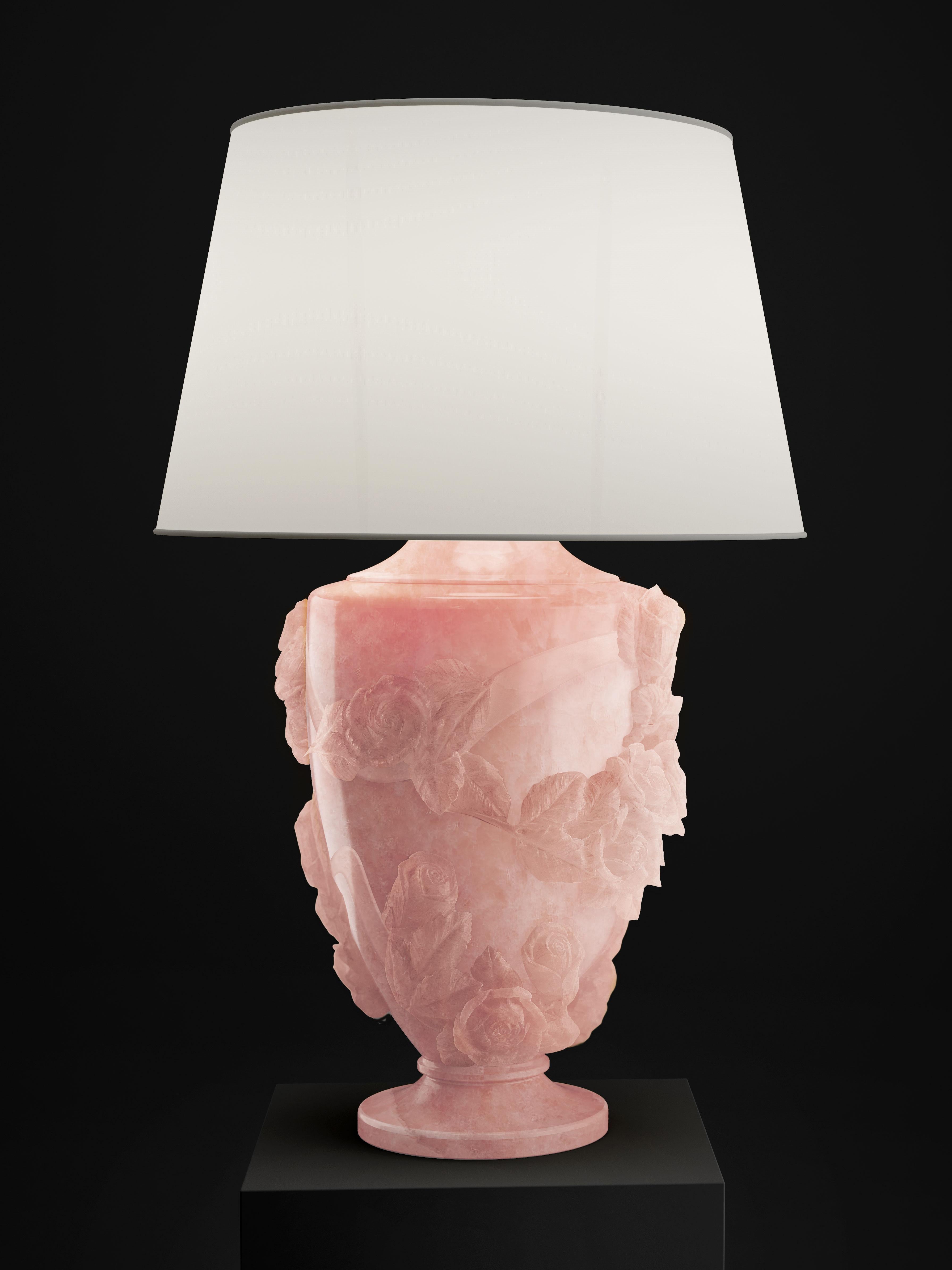 Romain classique Lampe de bureau en forme de sculpture de rose 13 roses, bloc d'onyx rose sculpté à la main, abat-jour en lin  en vente