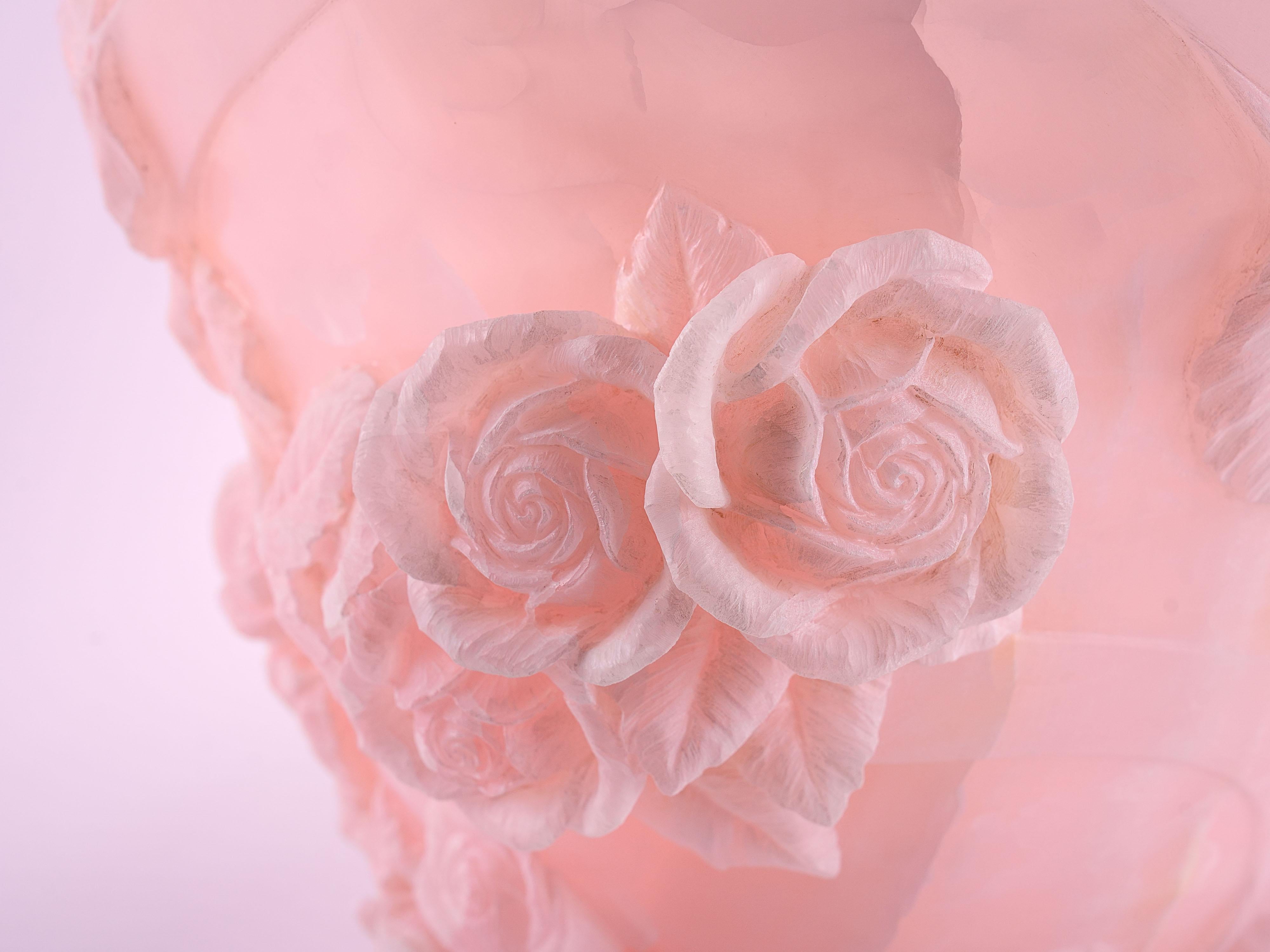 Sculpté à la main Lampe de bureau en forme de sculpture de rose 13 roses, bloc d'onyx rose sculpté à la main, abat-jour en lin  en vente