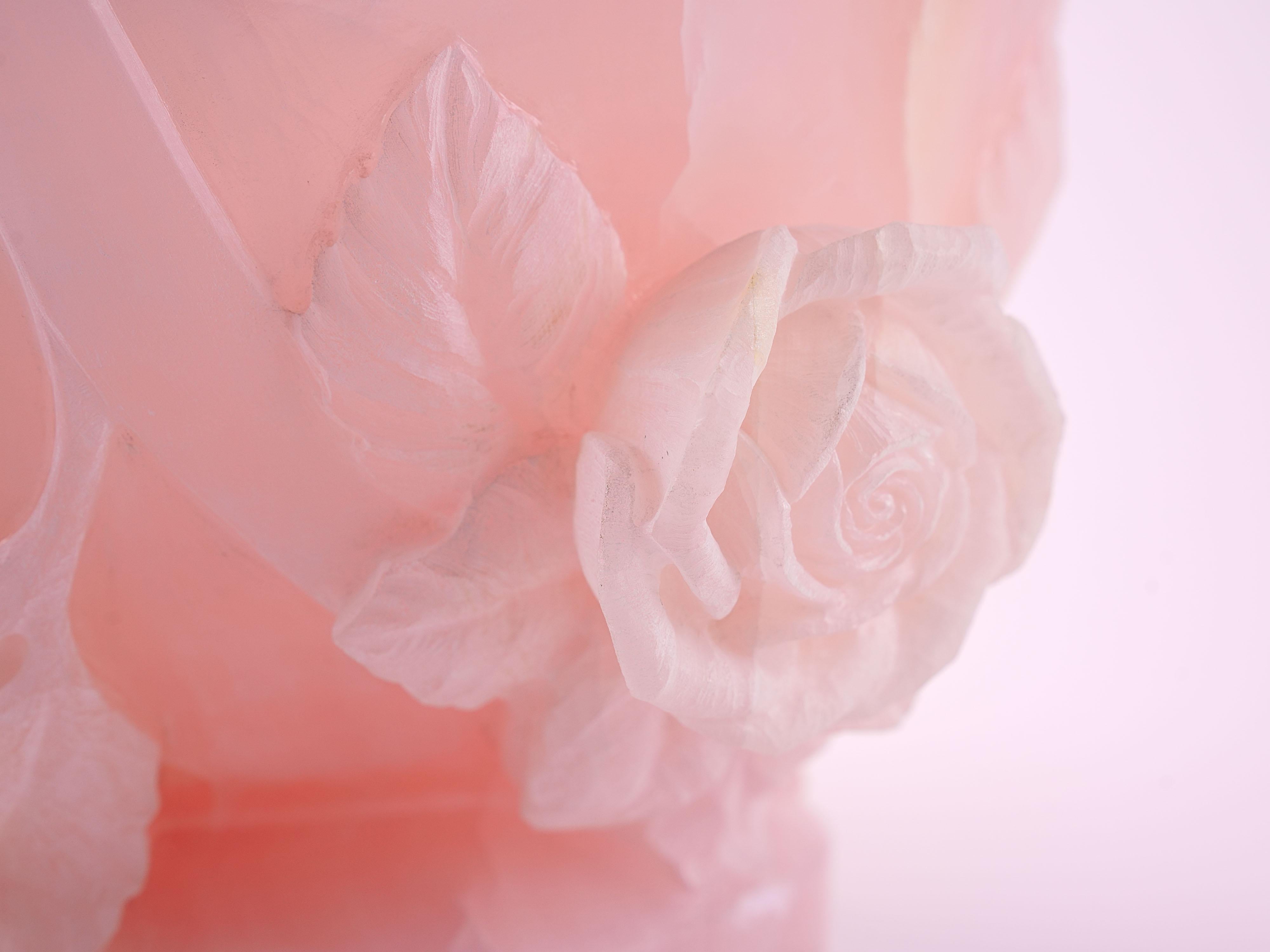 Lampe de bureau en forme de sculpture de rose 13 roses, bloc d'onyx rose sculpté à la main, abat-jour en lin  Neuf - En vente à Ancona, Marche