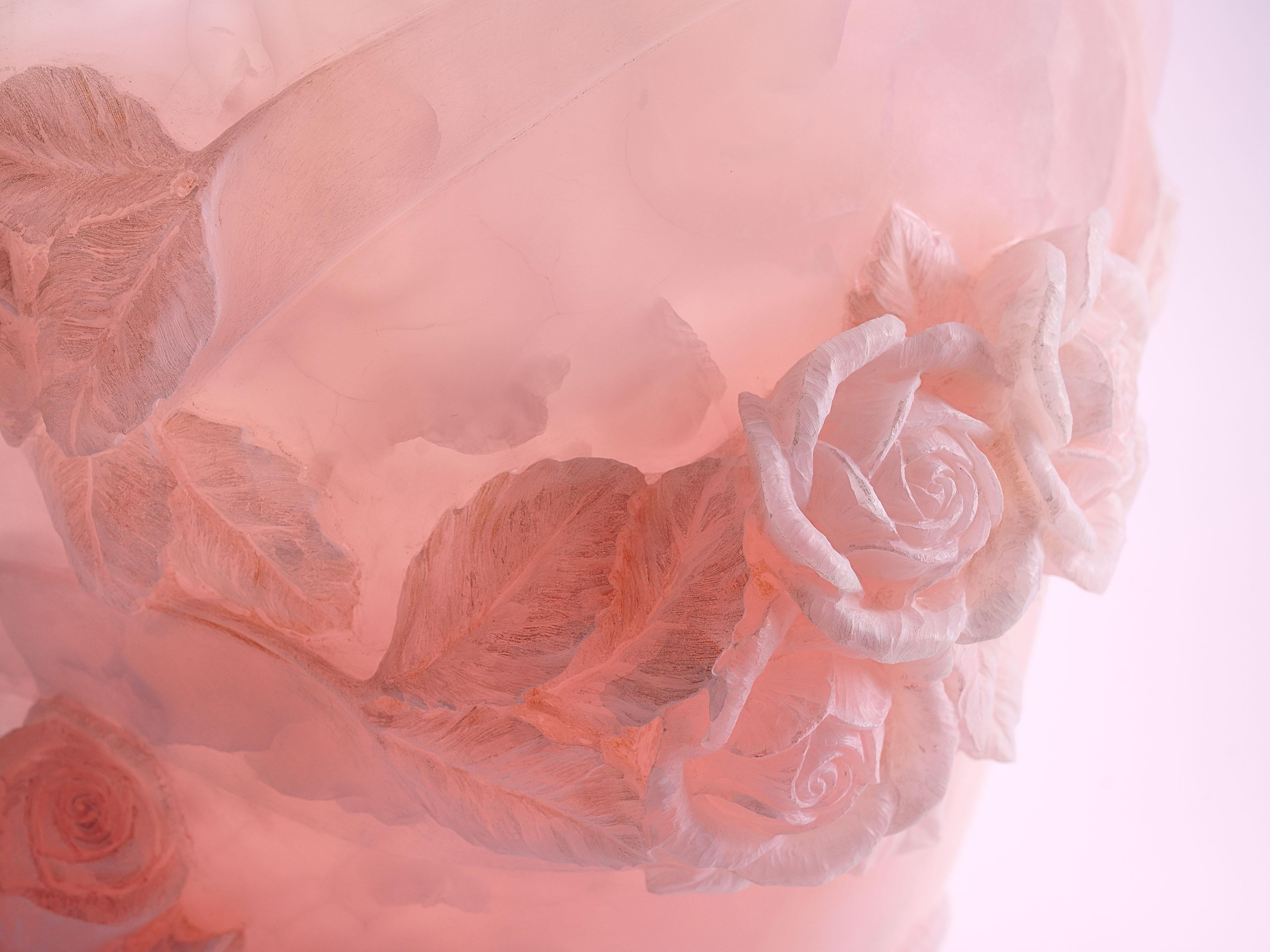 XXIe siècle et contemporain Lampe de bureau en forme de sculpture de rose 13 roses, bloc d'onyx rose sculpté à la main, abat-jour en lin  en vente