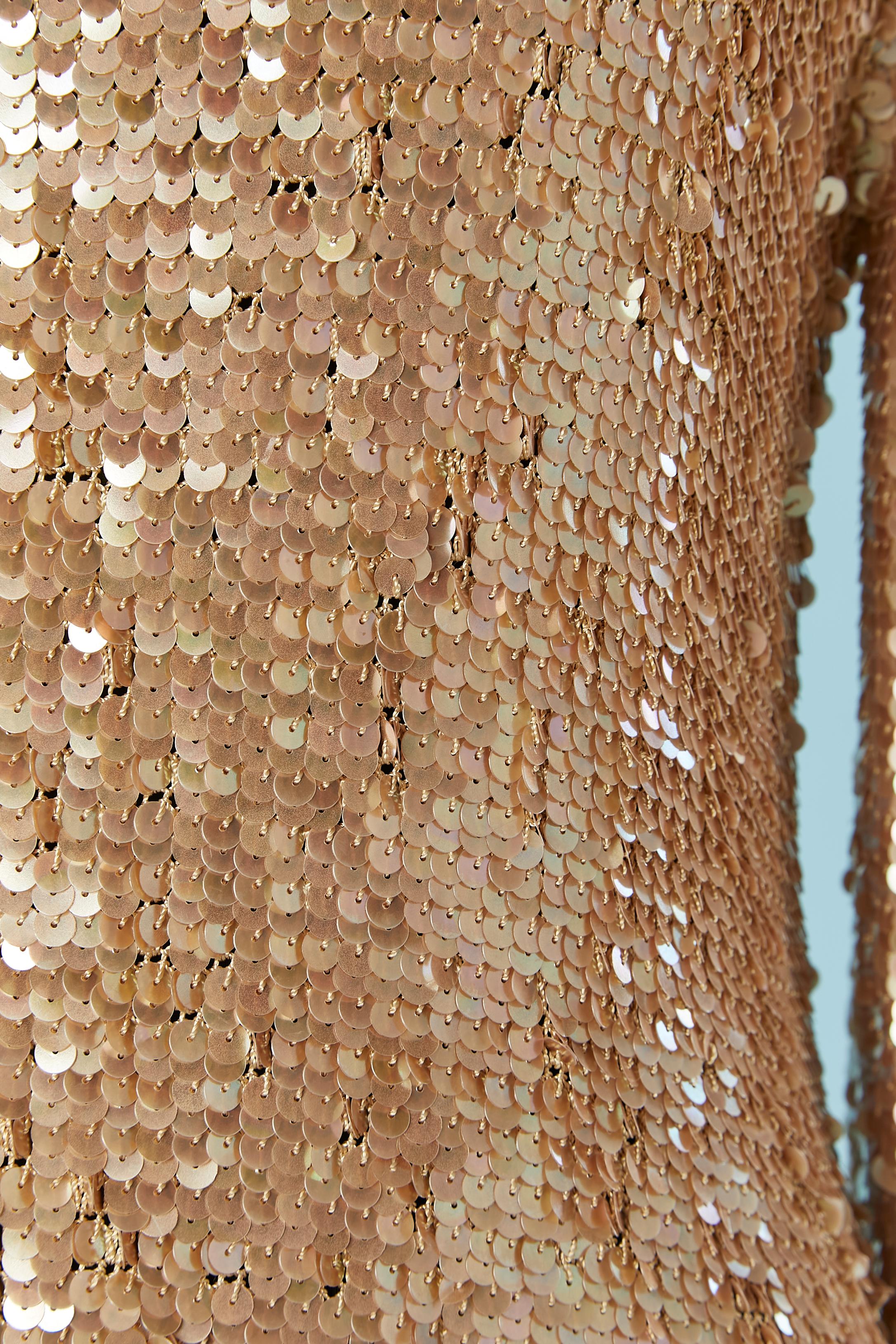Mini-robe en paillettes rosées sur une base en maille de rayonne. 
TAILLE 46 (A-One) mais convient à M 