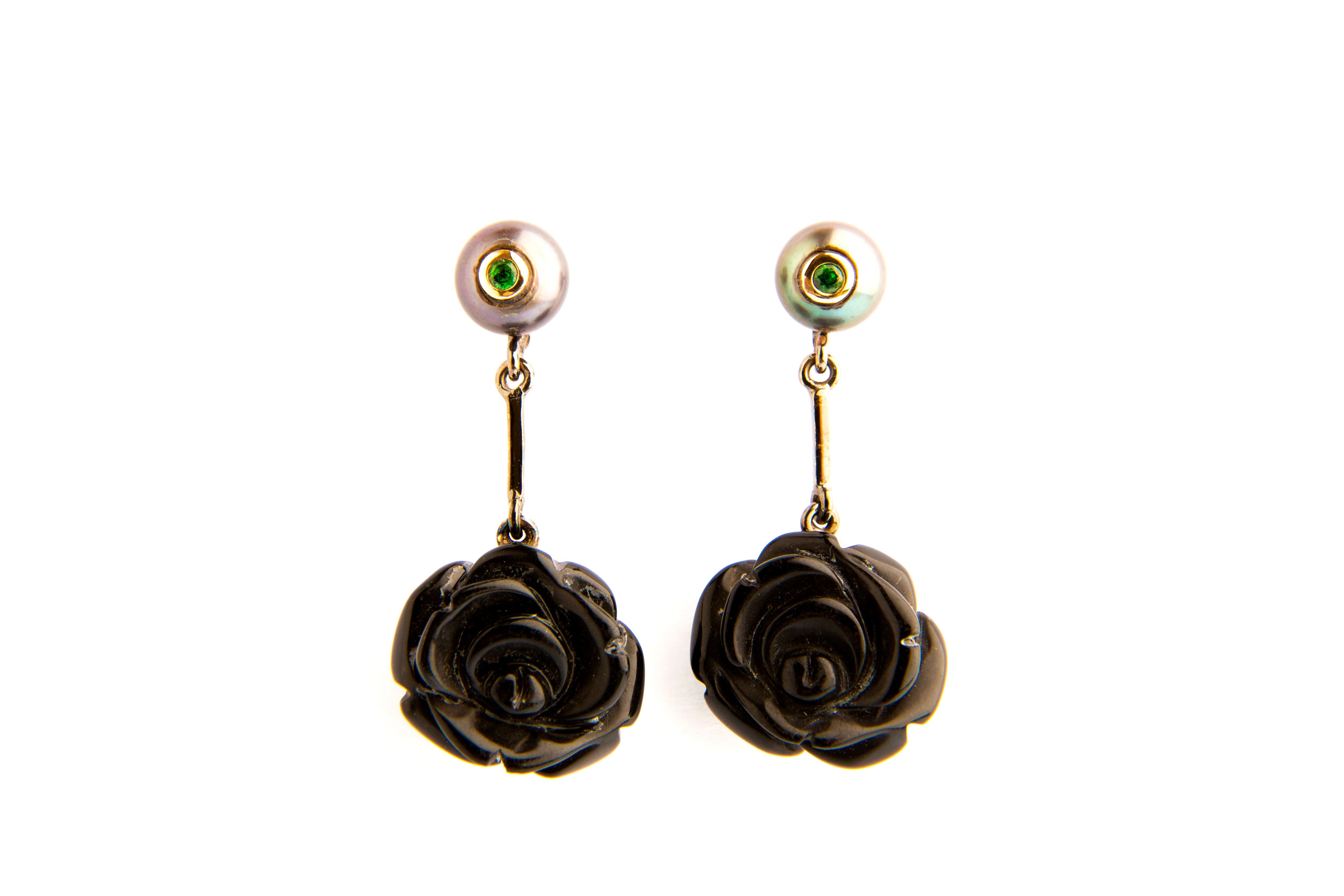 onyx roses
small tsavorites surrounded by fine grey sweet water pearls
18k yellow gold

