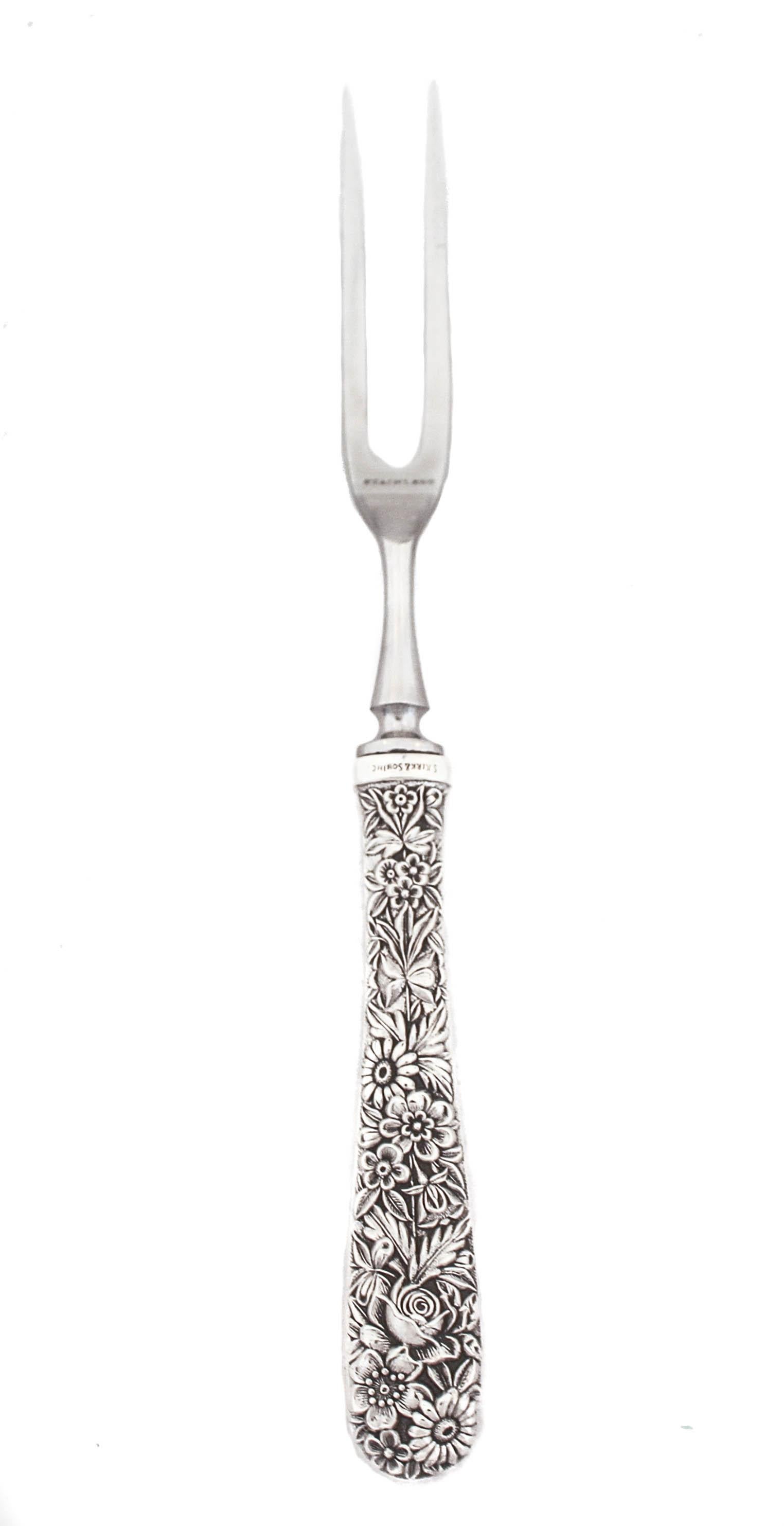 Wir freuen uns, Ihnen diese Schnitzgabel und das Messer aus Sterlingsilber mit dem Muster Rose von Kirk-Stieff Silver Company anbieten zu können. Ausgeblasene Blumen und Blätter zieren die Griffe im klassischen Rosenmuster, das so beliebt und zum