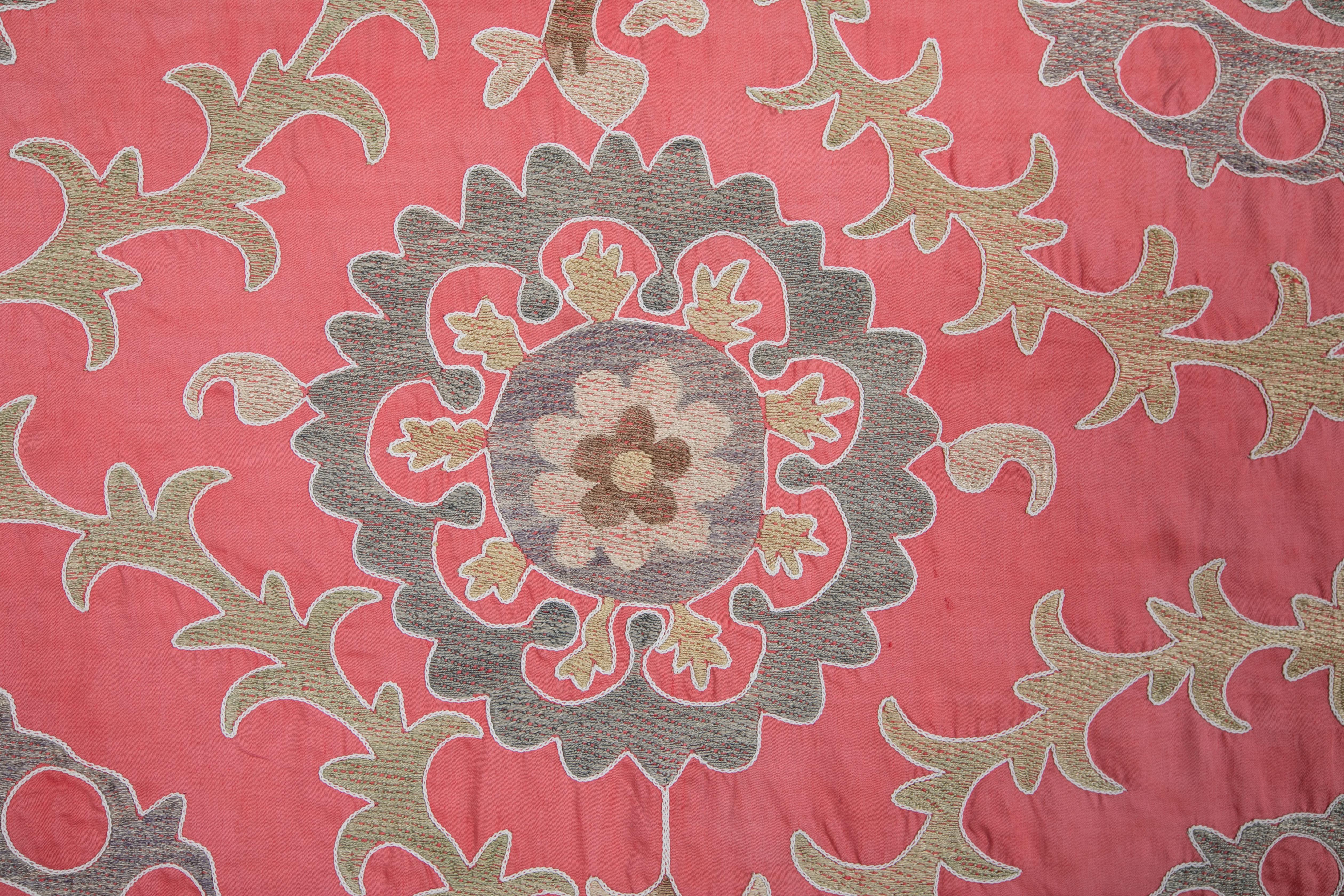 Coton Rose Suzani d'Ouzbékistan, années 1970 en vente
