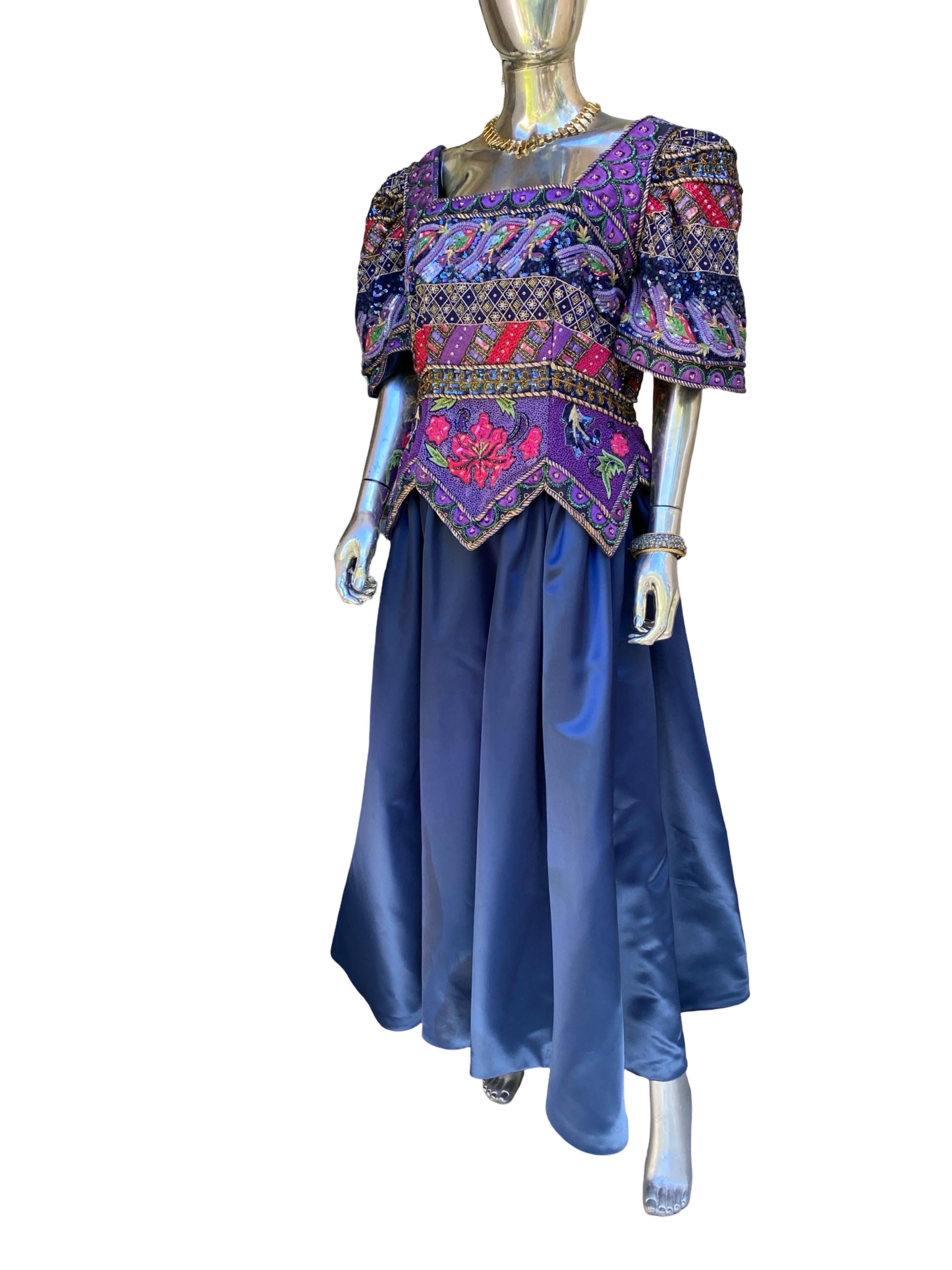 Nous n'avons jamais vu une robe de soirée (couture ou prêt-à-porter de créateur) avec autant d'embellissements exquis et à couper le souffle que cette robe. Il est si spectaculaire avec ses combinaisons de broderies, de garnitures tressées en or