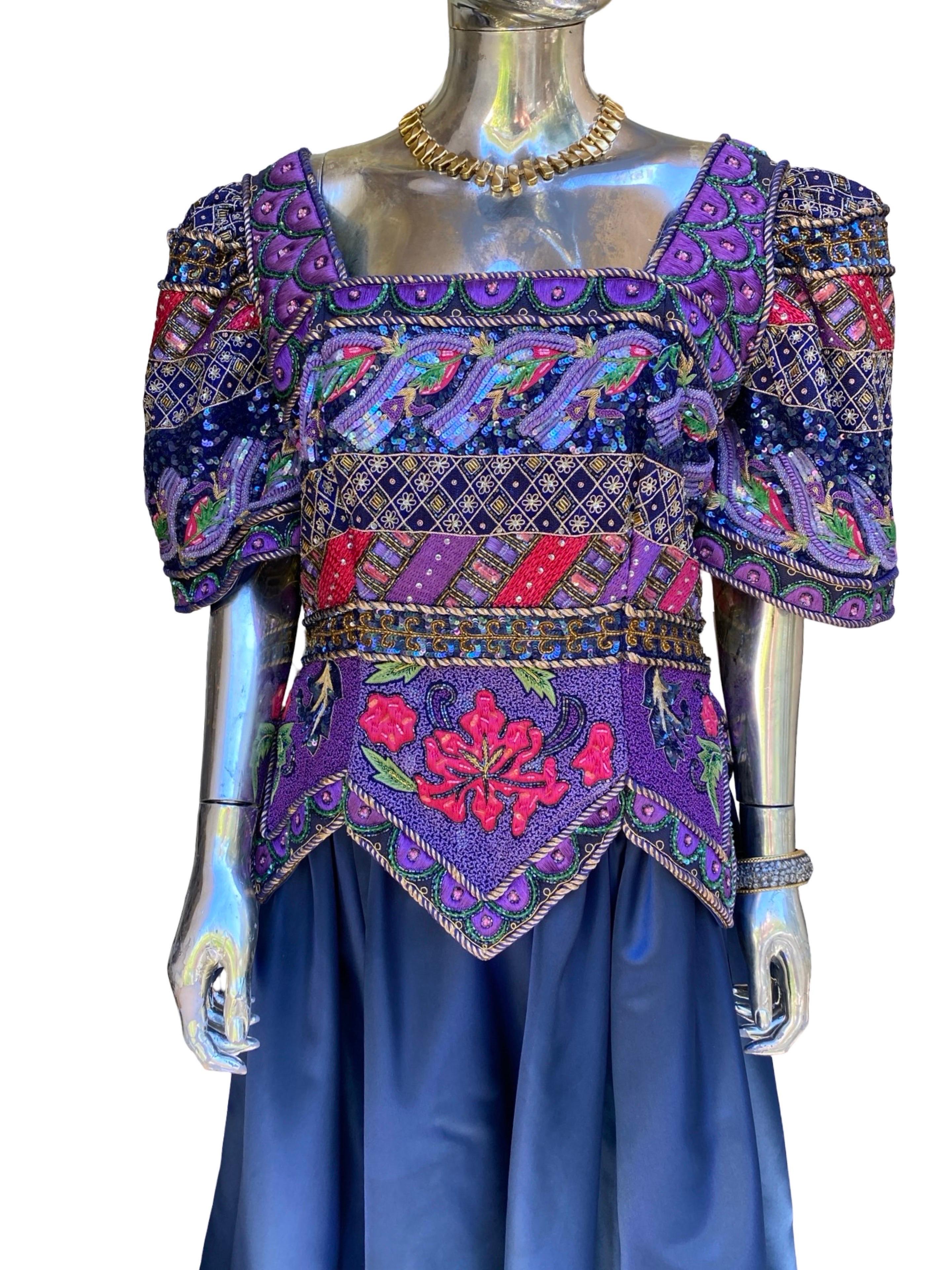 ROSE TAFT CHIC ! Couture Robe de soirée en satin bleu et perles Taille Plus 16/18 Bon état - En vente à Palm Desert, CA