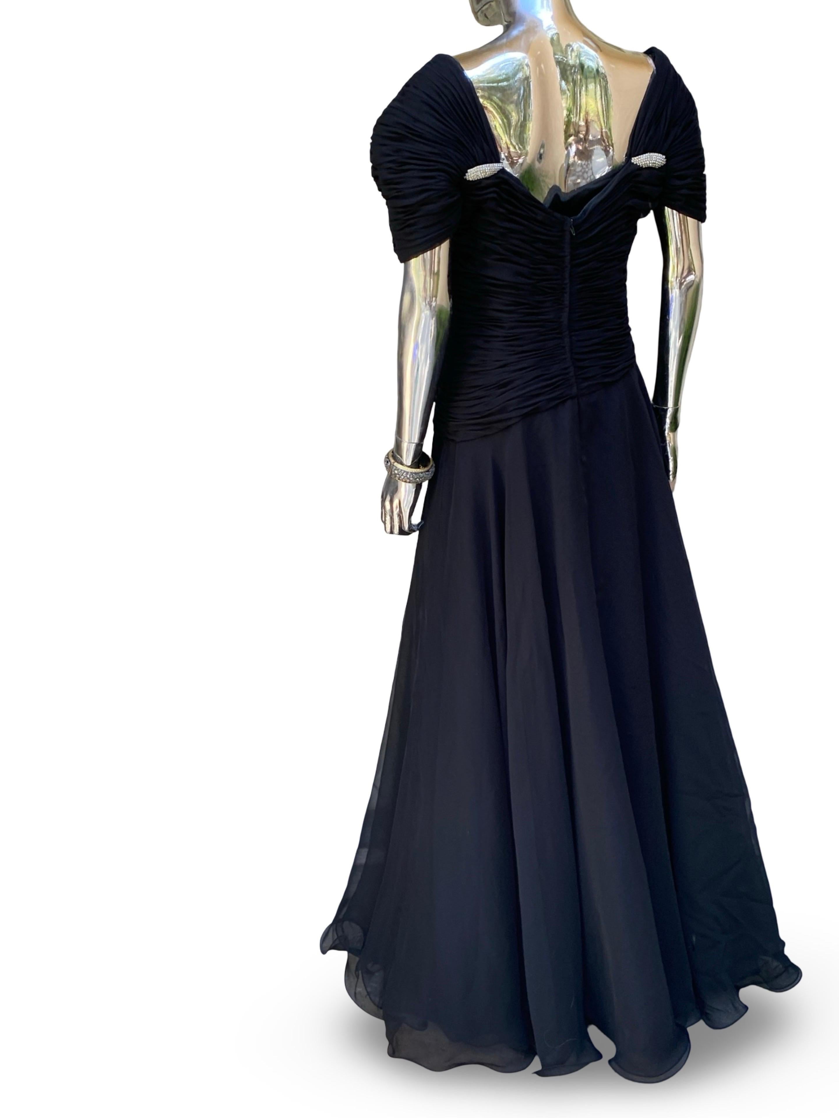 Noir Rose TAFT Couture Soirée drapée en mousseline noire  Robe Rare Taille Plus 16 en vente