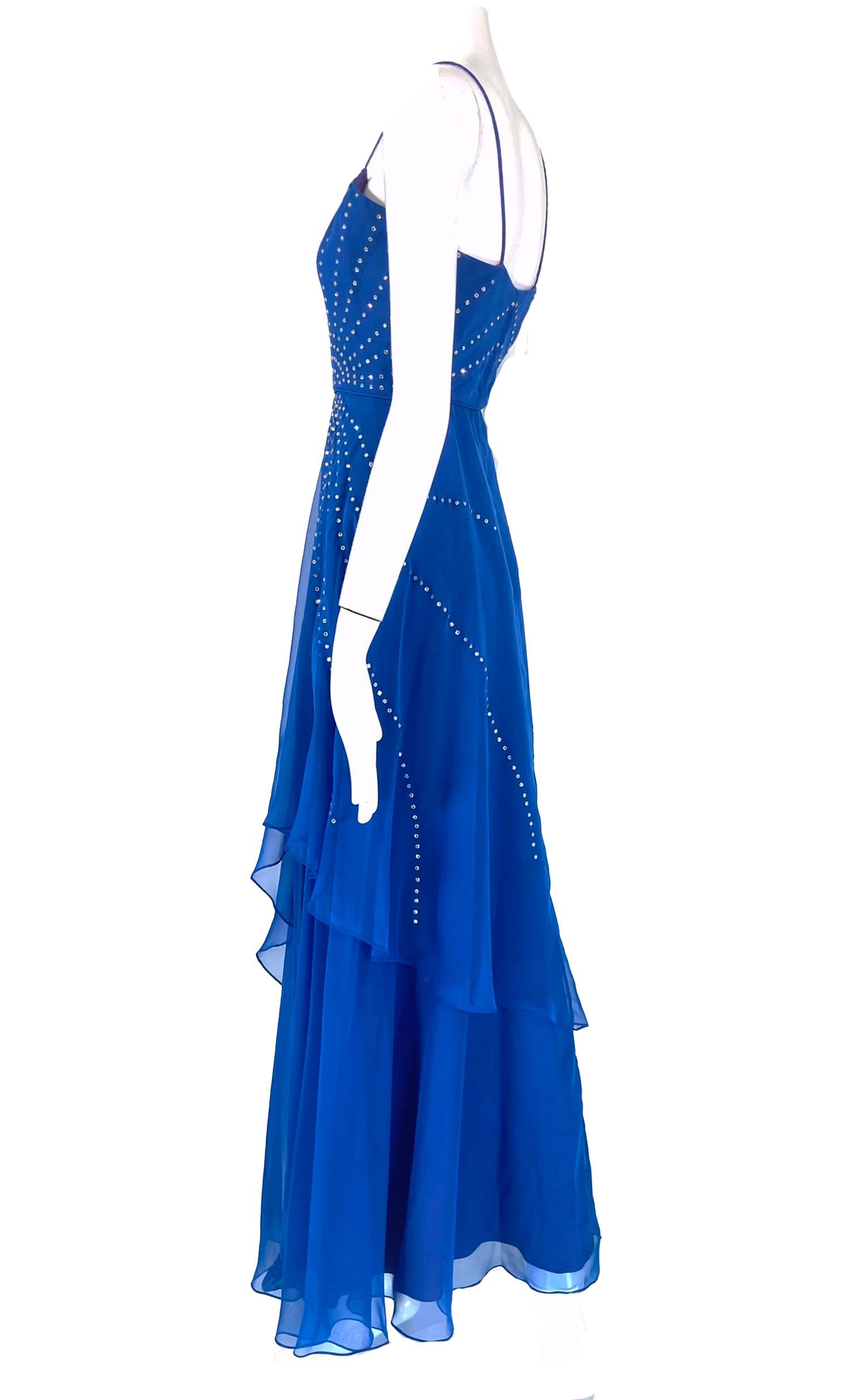 Bleu Robe de soirée Taft Couture en mousseline de soie bleu royal avec strass Sunburst (années 1970) en vente