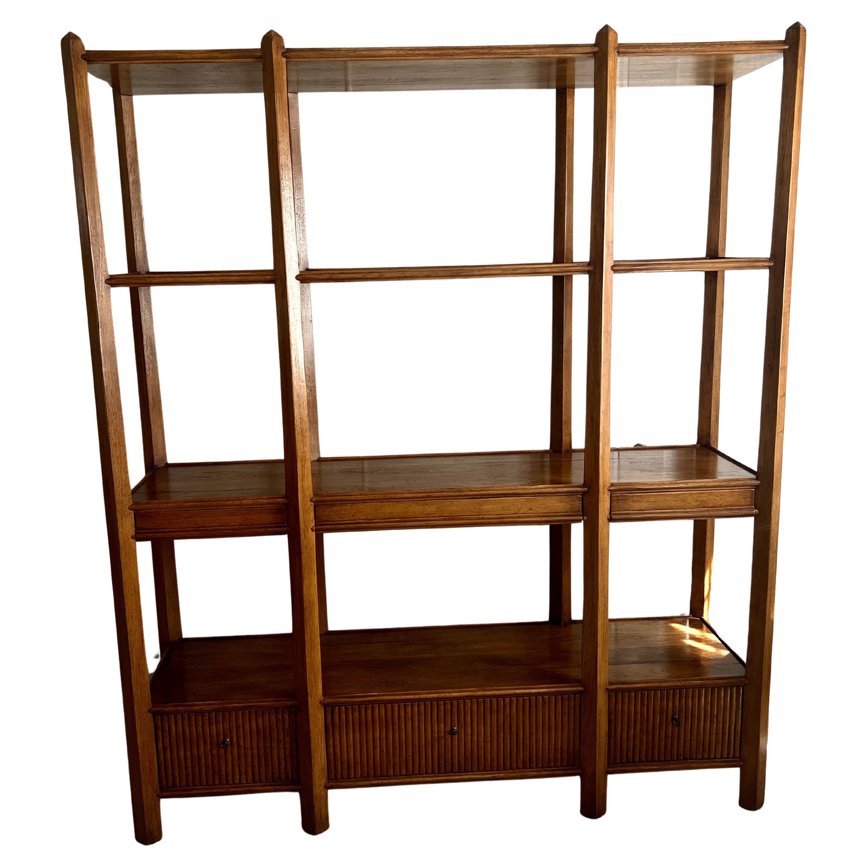 Una libreria artigianale personalizzata con 6 cassetti di Rose Tarlow Melrose House.  Un altro pezzo personalizzato di Rose Tarlow.  Alto 78