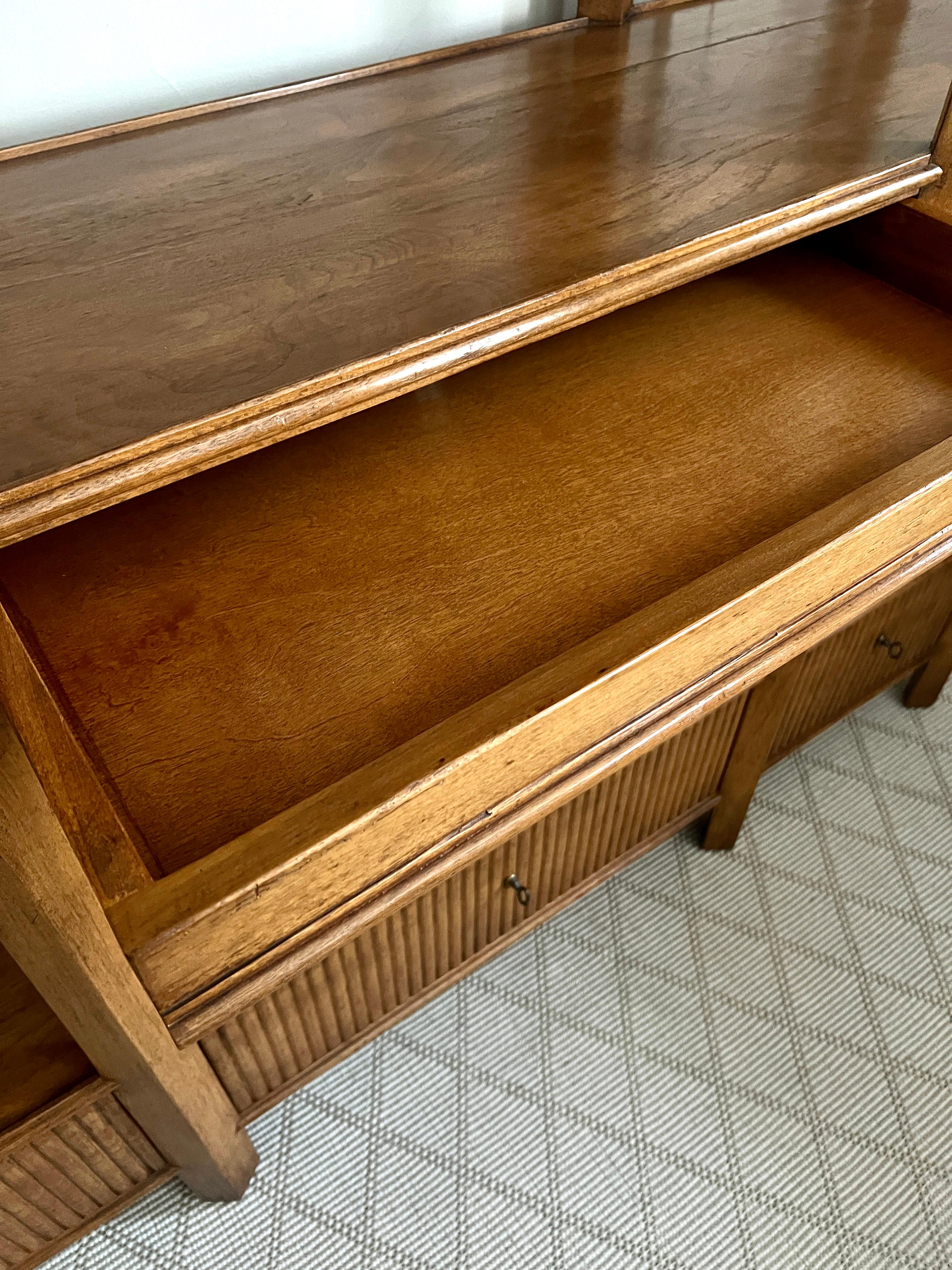 Legno Libreria personalizzata Rose Tarlow con ante e cassetti nascosti in vendita