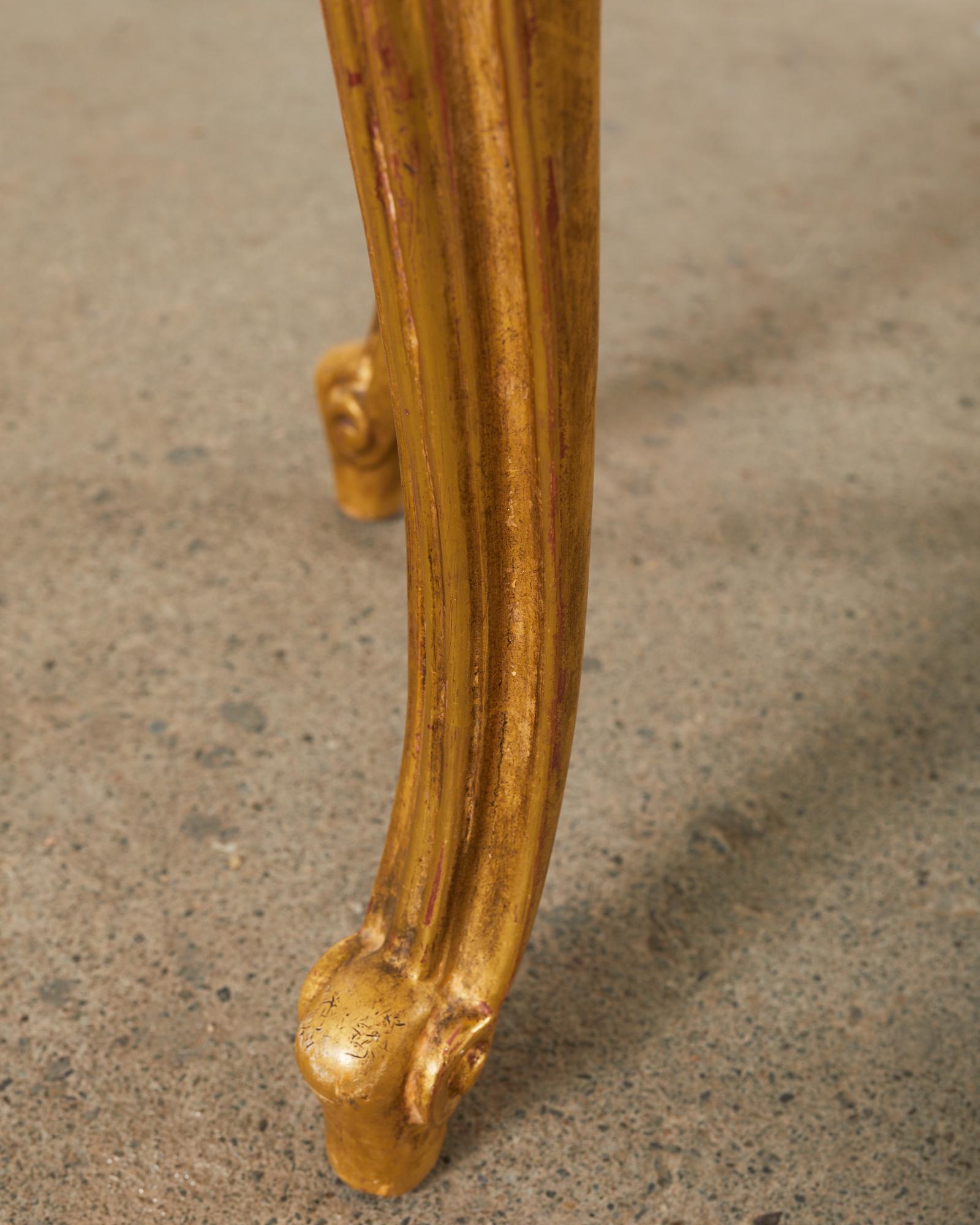 Rose Tarlow geschnitzter Fußhocker aus vergoldetem Holz im französischen Provinzstil im Angebot 5